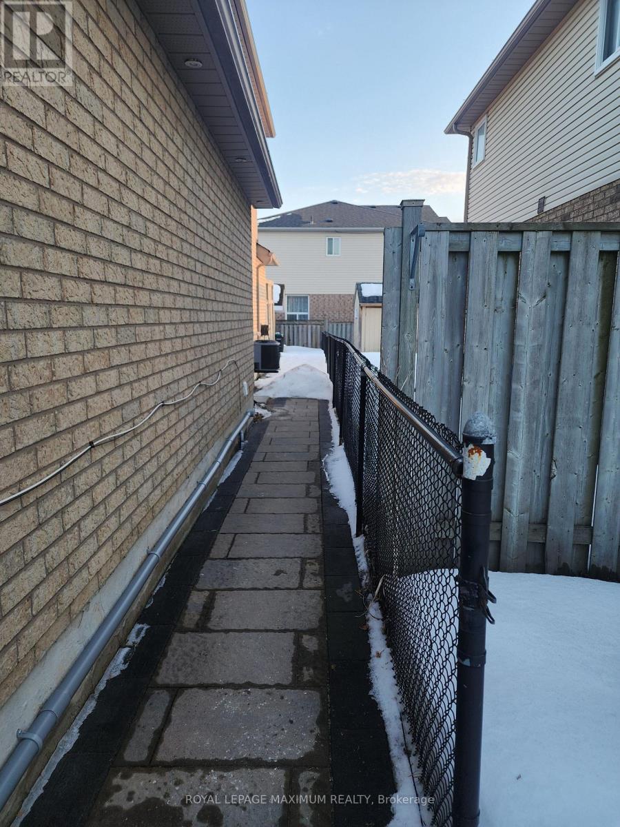 87 Breeze Drive, Bradford West Gwillimbury, Ontario L3Z 3A5 - Photo 2 - N13163966