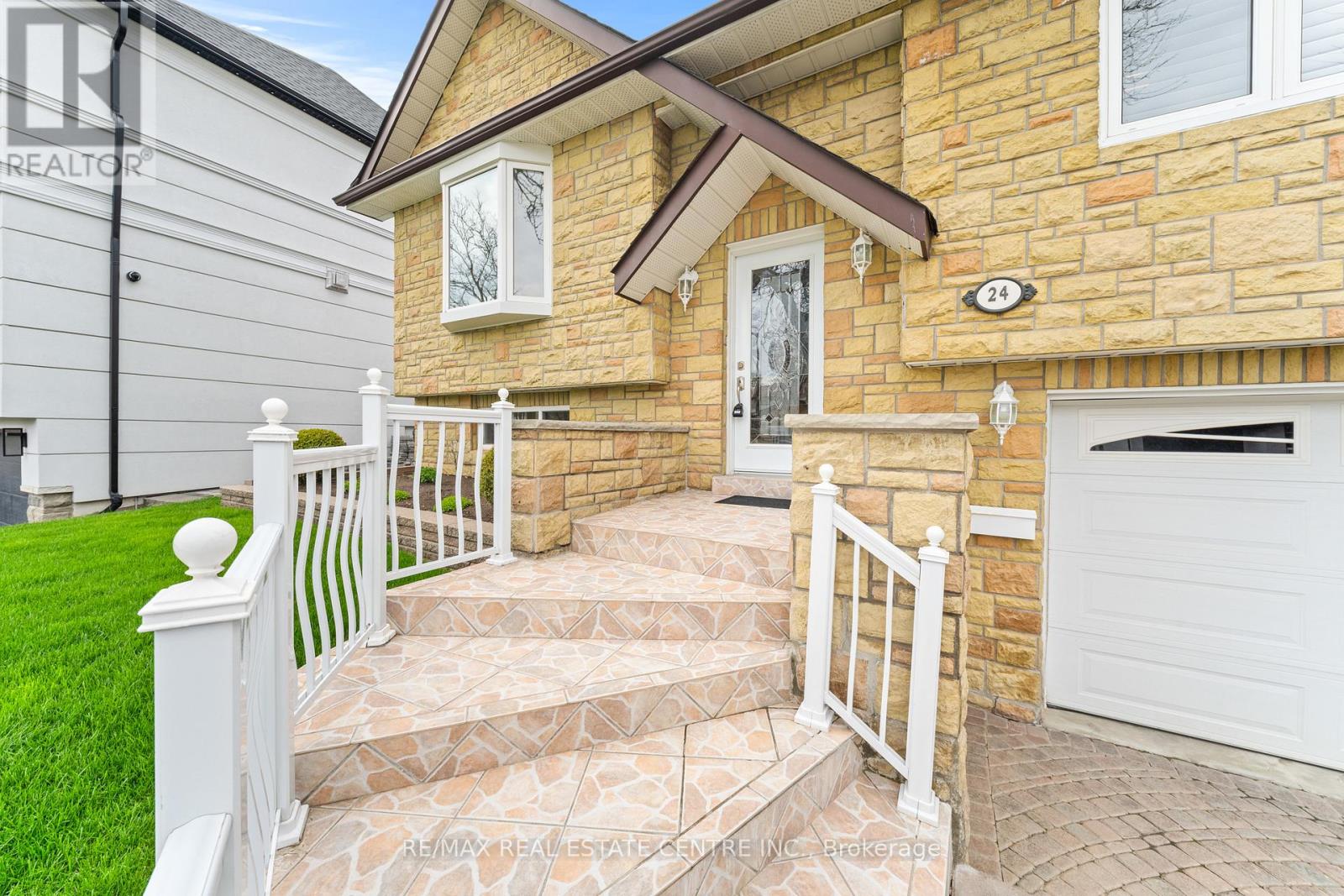 24 Linkdale Road, Brampton, Ontario  L6V 2Y4 - Photo 4 - W13163844