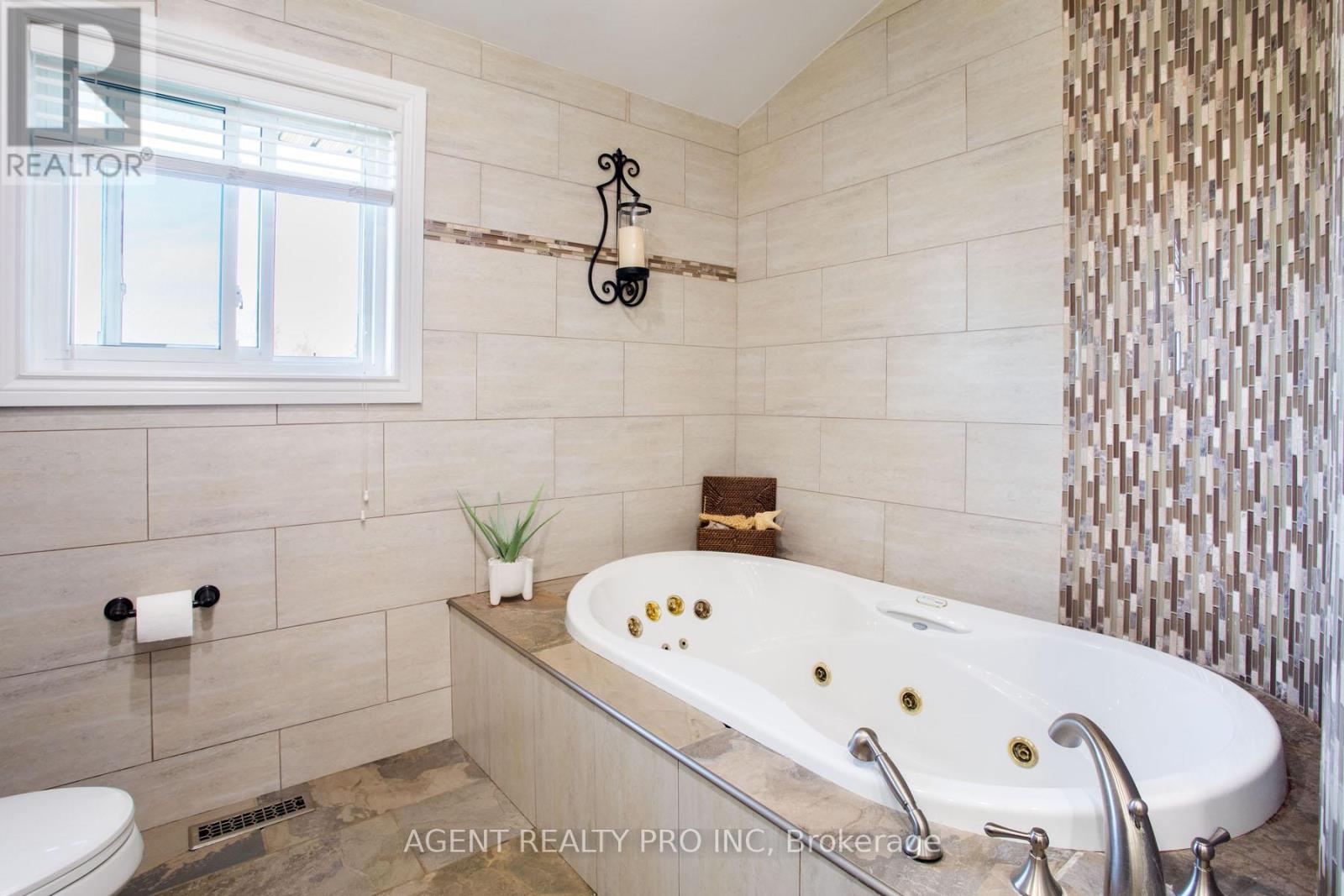 6571 Carroll Drive, Southwest Middlesex, Ontario  N0L 1T0 - Photo 49 - X13164150