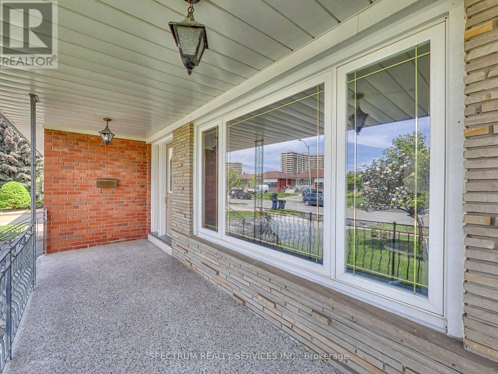 56 Blacksmith Crescent, Toronto, Ontario  M3N 1V4 - Photo 5 - W13164072