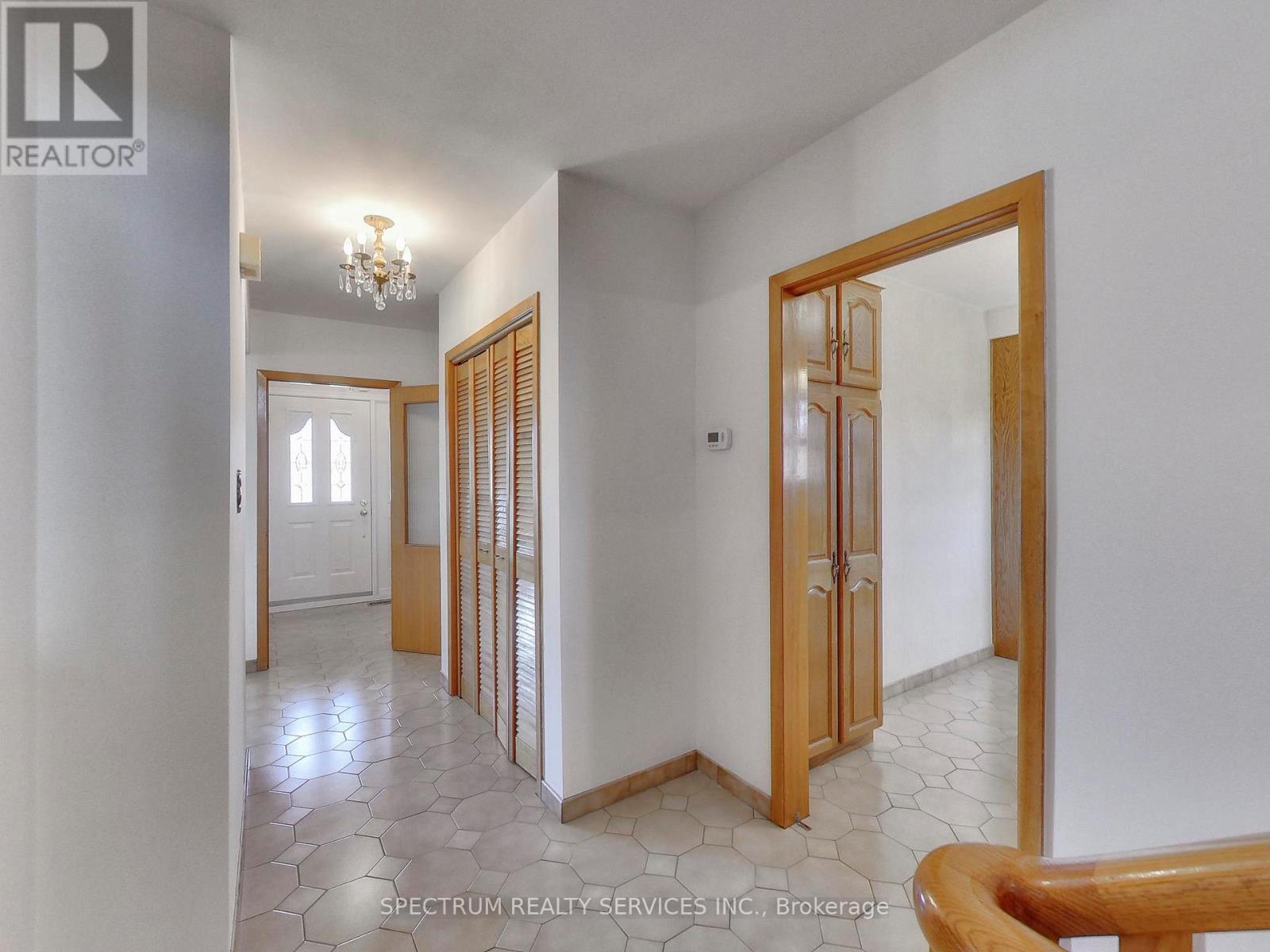 56 Blacksmith Crescent, Toronto, Ontario  M3N 1V4 - Photo 7 - W13164072