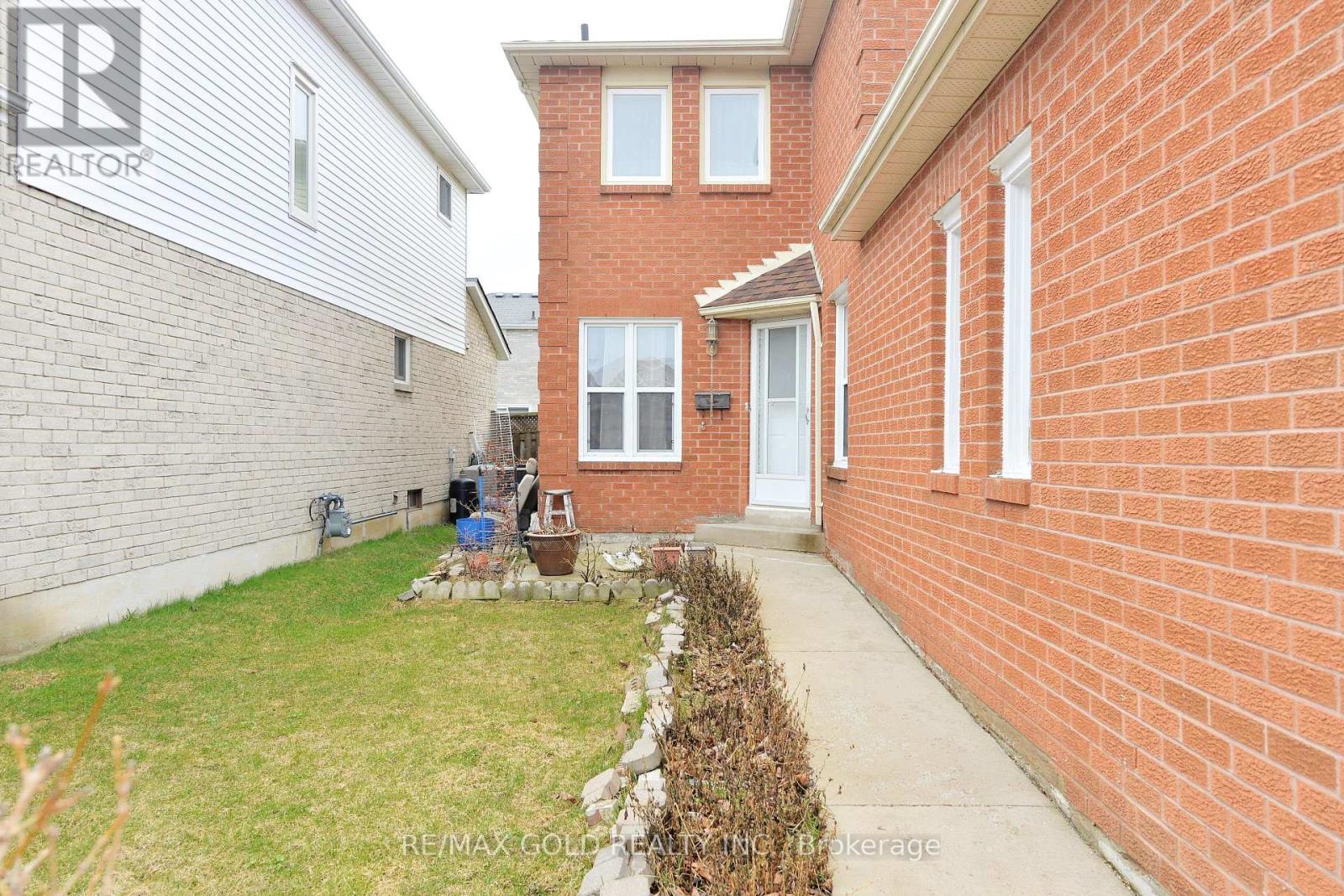9 Ravenswood Drive, Brampton, Ontario  L6Y 3Y5 - Photo 4 - W13164120