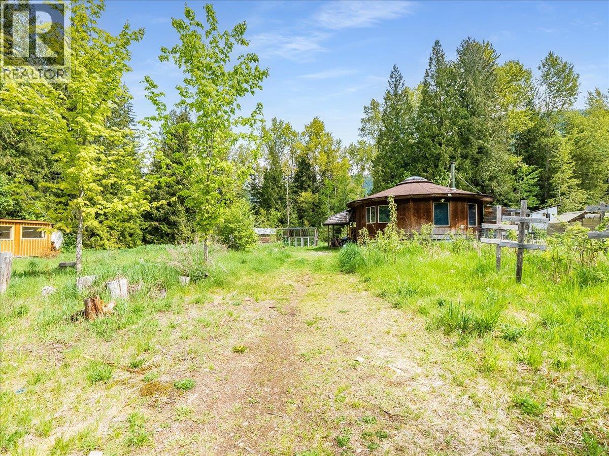 216 Porcupine Creek Road, Ymir, British Columbia  V0G 2K0 - Photo 9 - 10388117