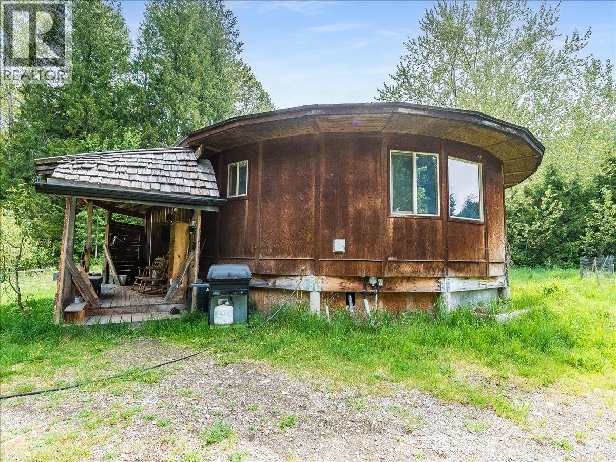 216 Porcupine Creek Road, Ymir, British Columbia  V0G 2K0 - Photo 22 - 10388117