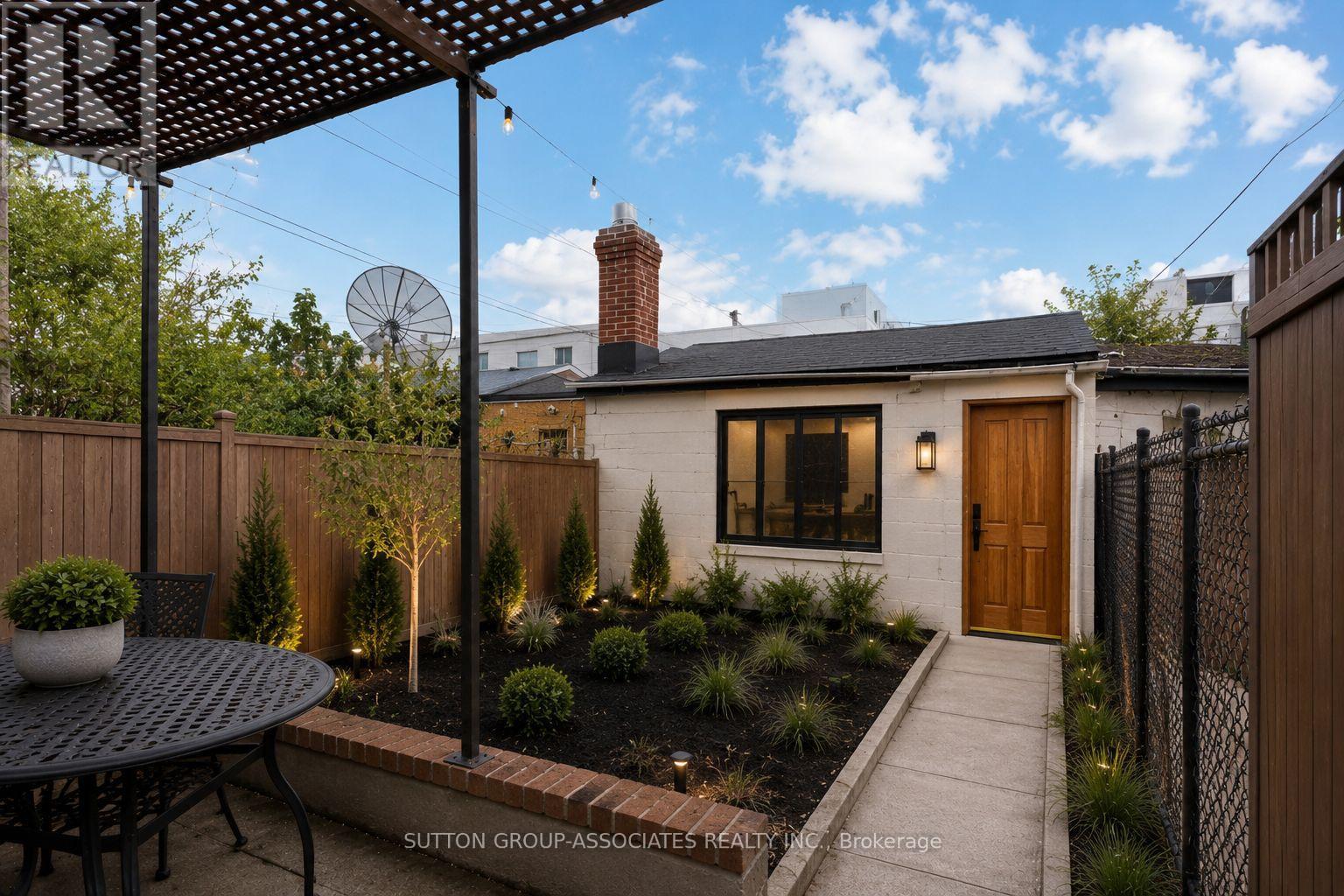 97 Pendrith Street, Toronto, Ontario  M6G 1R8 - Photo 27 - W12963306