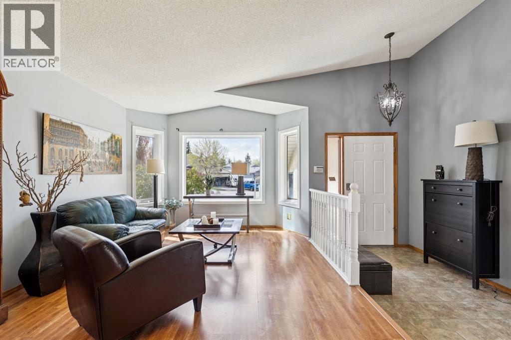 34 Shawfield Place SW, Calgary, Alberta  T2Y 1Y7 - Photo 5 - A2312417