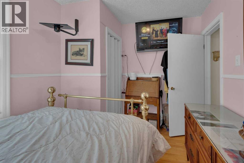 2318 Bowness Road NW, Calgary, Alberta  T2N 3L5 - Photo 12 - A2307109