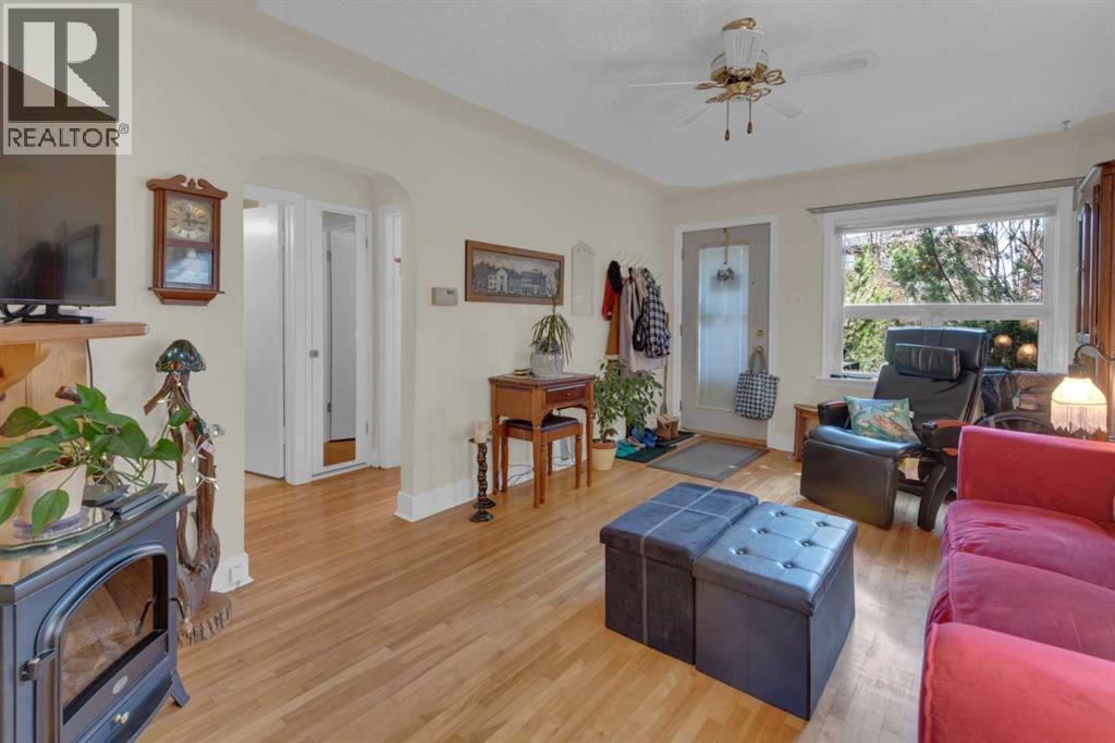2318 Bowness Road NW, Calgary, Alberta  T2N 3L5 - Photo 5 - A2307109