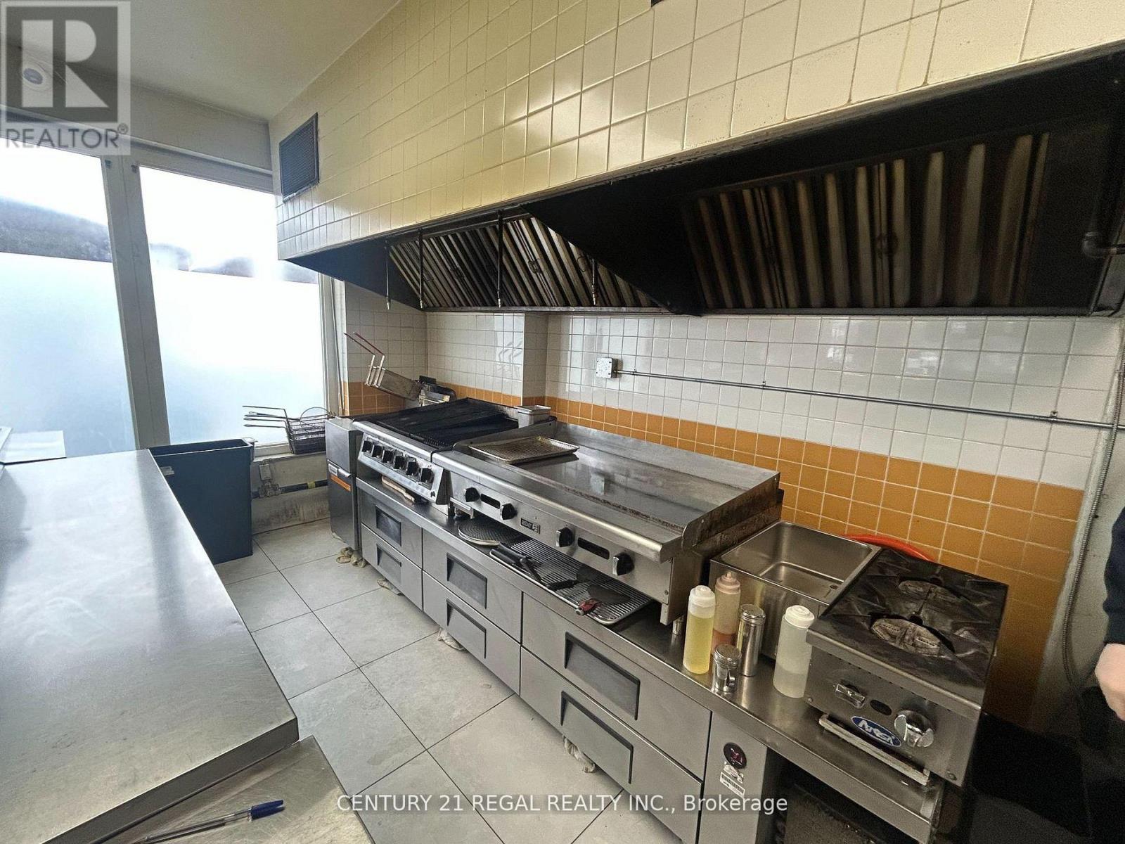 571 VAUGHAN ROAD, Toronto, Ontario
