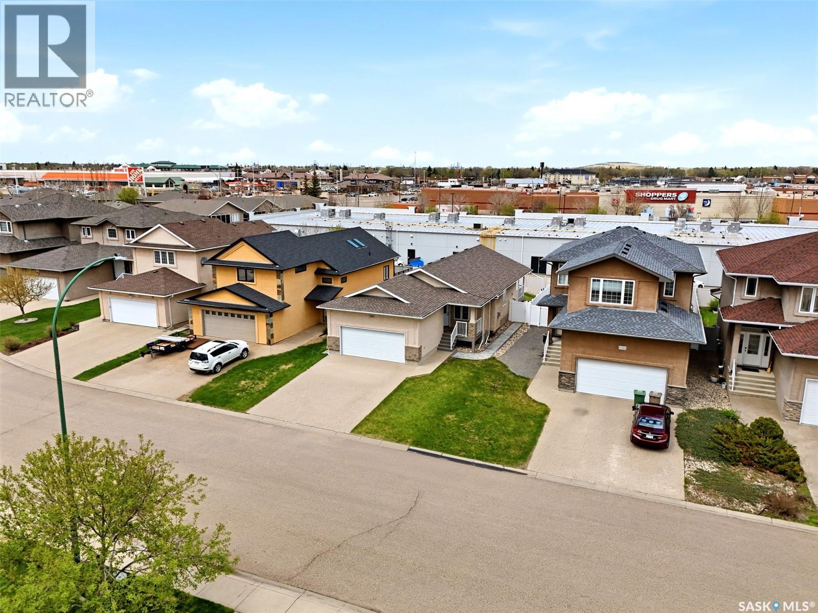 2090 Laurier Bay E, Regina, Saskatchewan  S4V 0P6 - Photo 2 - SK036785