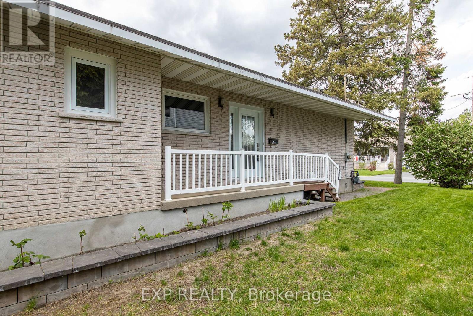 1642 Valmarie Avenue, Ottawa, Ontario  K2C 1W1 - Photo 2 - X13159050