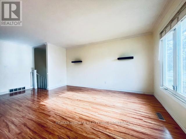 25 Idylwood Road, Welland, Ontario L3C 1X2 - Photo 3 - X13161460