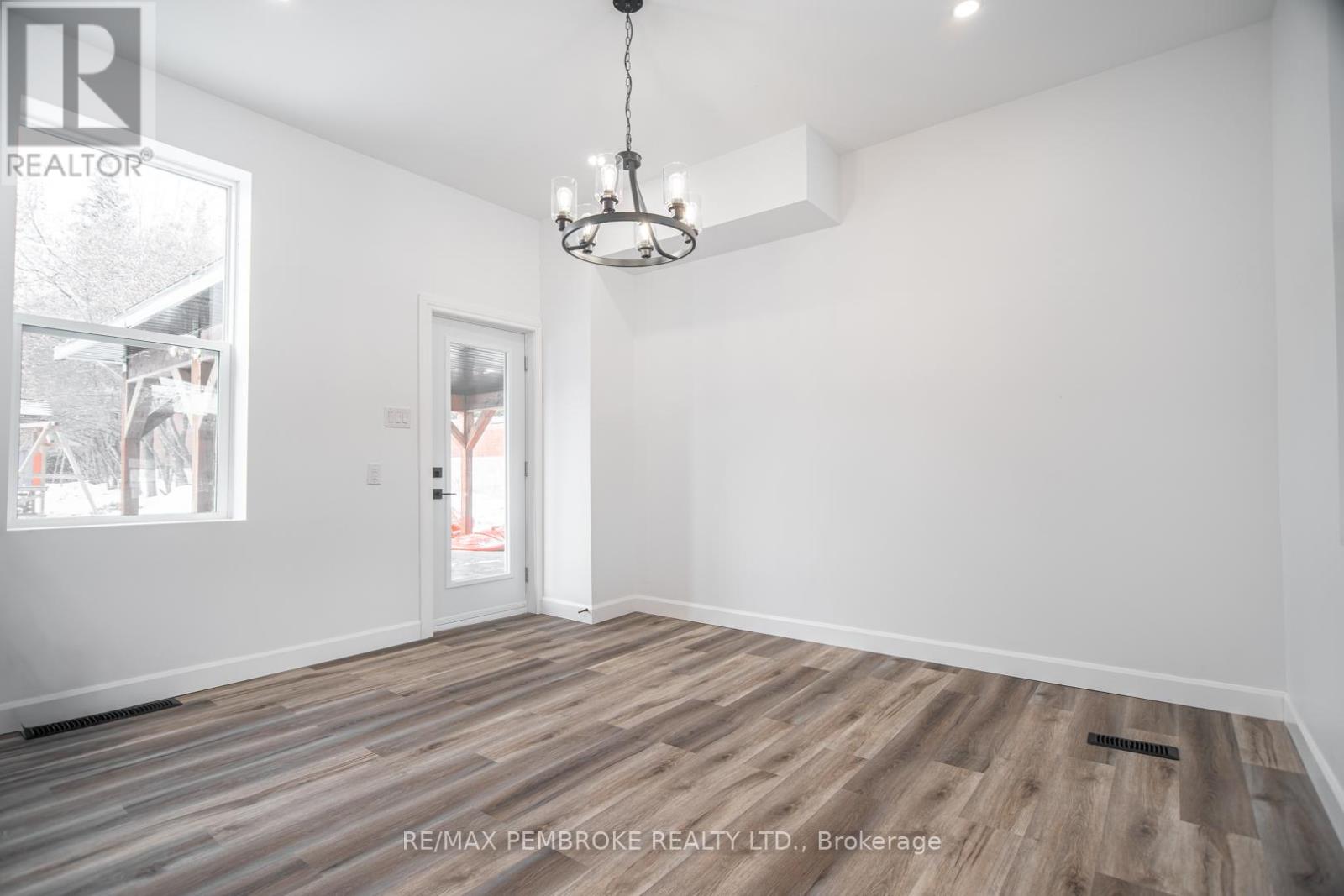 392 Isabella Street, Pembroke, Ontario  K8A 5T5 - Photo 13 - X12886786