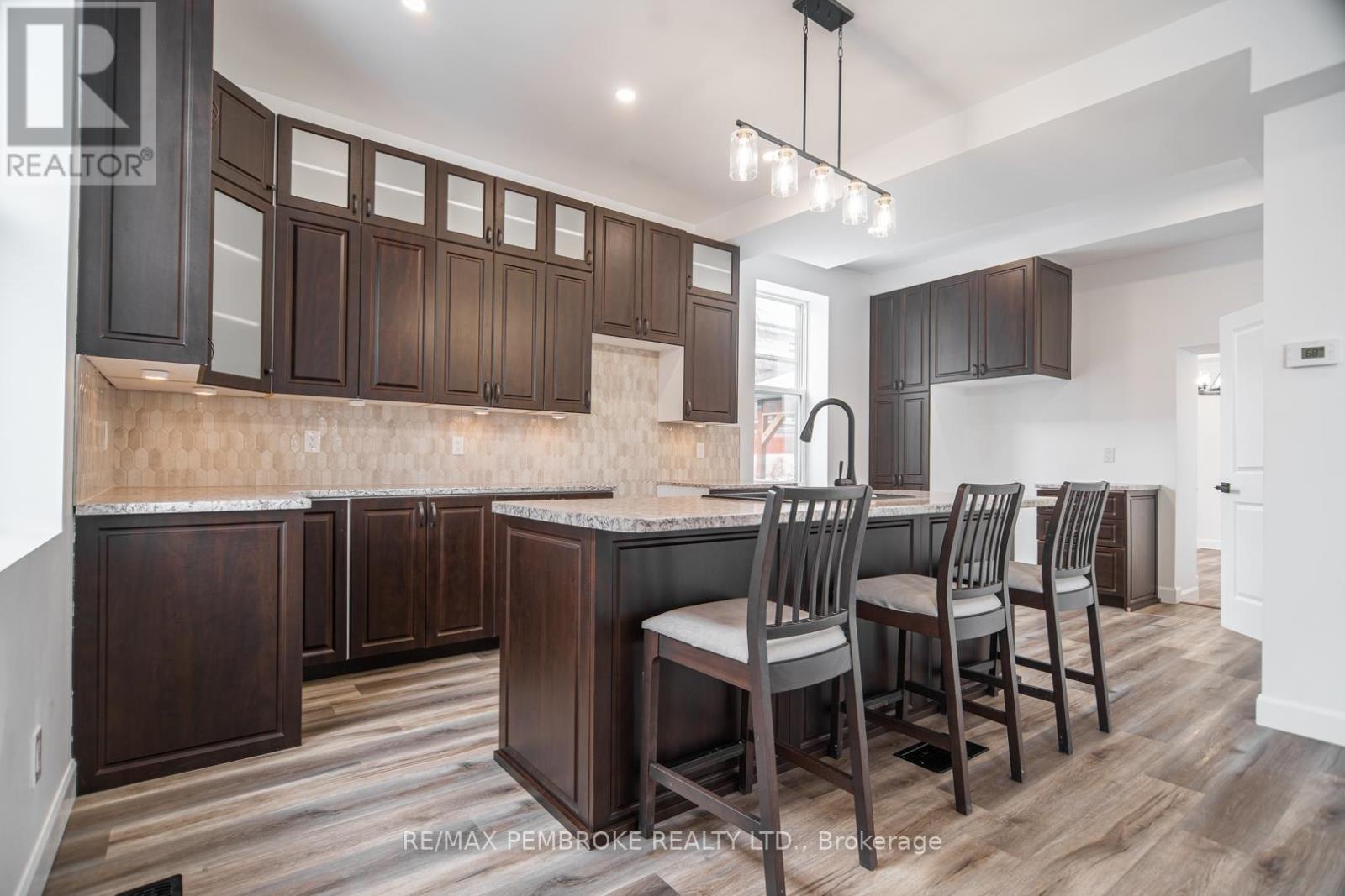 392 Isabella Street, Pembroke, Ontario  K8A 5T5 - Photo 3 - X12886786