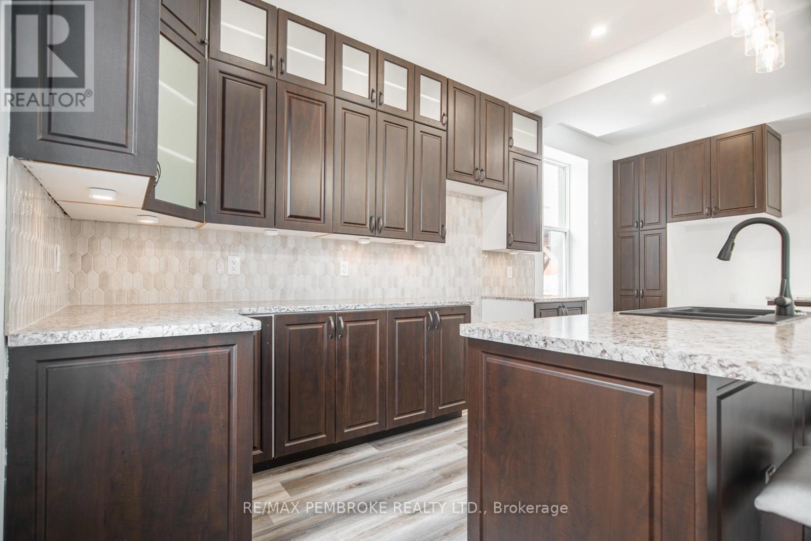 392 Isabella Street, Pembroke, Ontario  K8A 5T5 - Photo 5 - X12886786