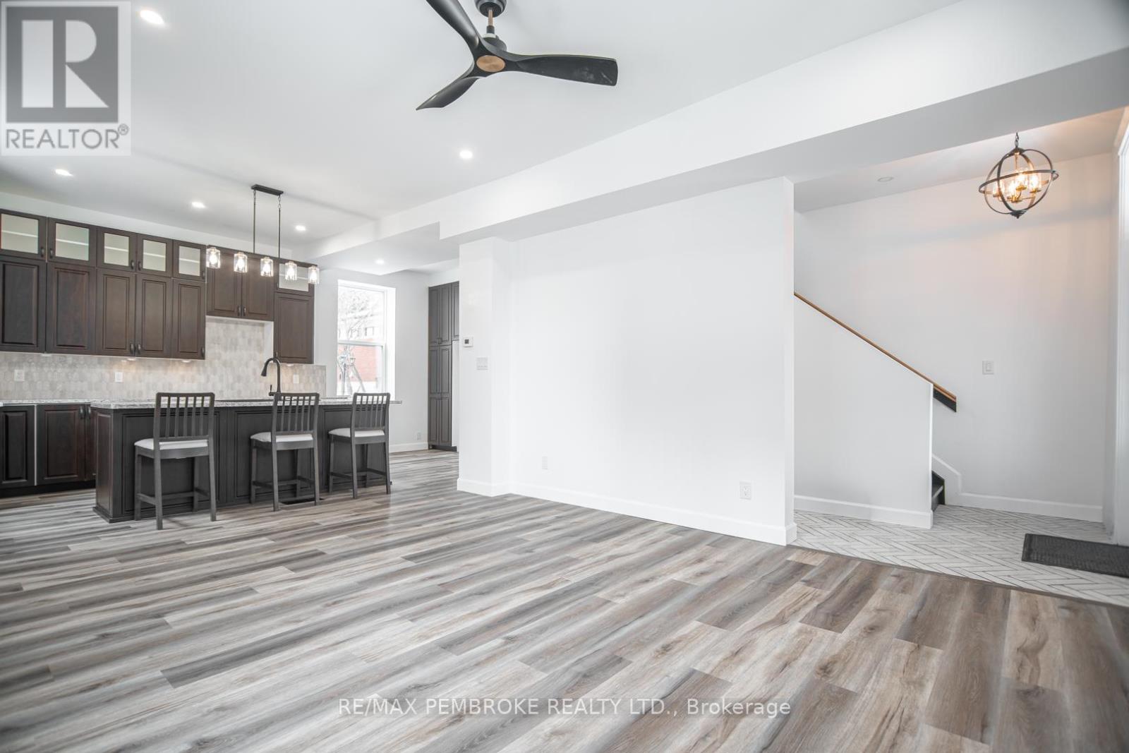 392 Isabella Street, Pembroke, Ontario  K8A 5T5 - Photo 9 - X12886786