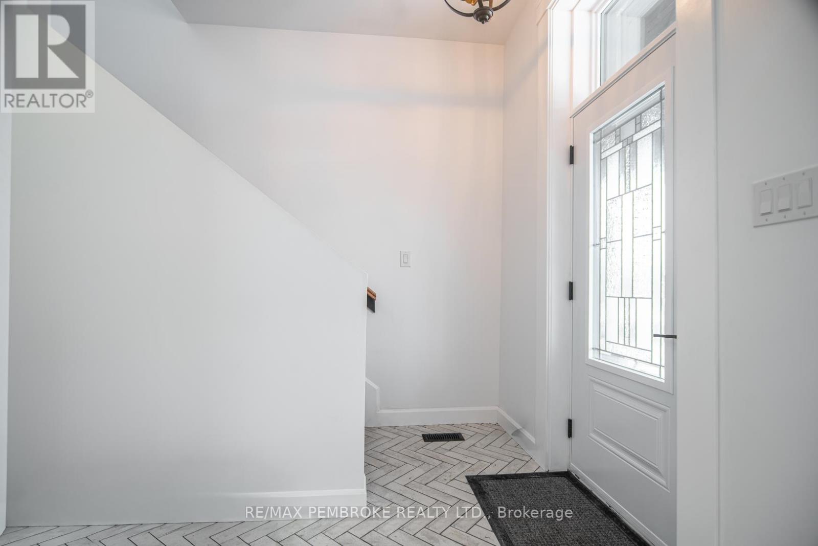 392 Isabella Street, Pembroke, Ontario  K8A 5T5 - Photo 2 - X12886786