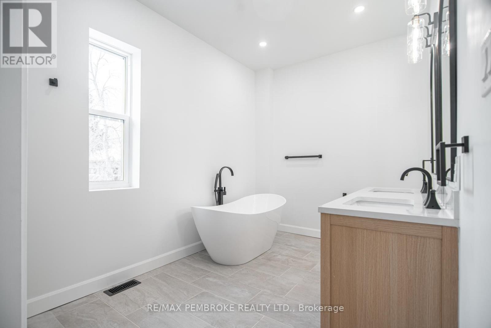 392 Isabella Street, Pembroke, Ontario  K8A 5T5 - Photo 25 - X12886786