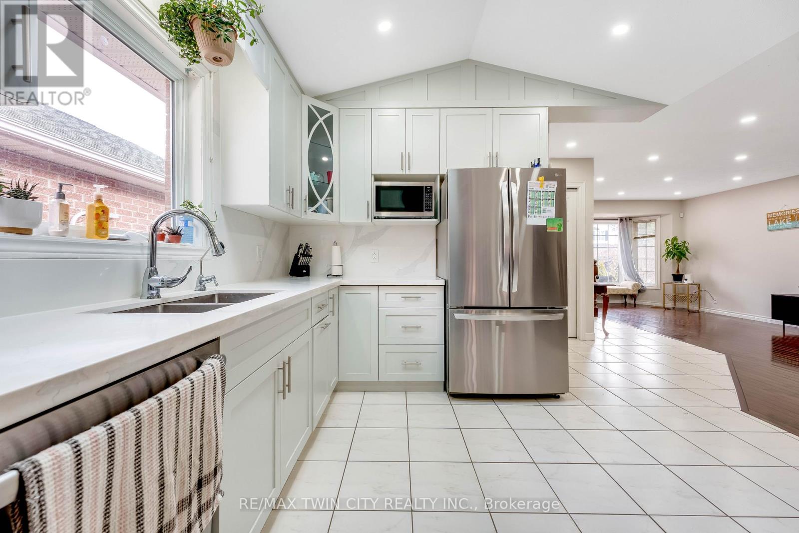 183 Bush Clover Crescent, Kitchener, Ontario  N2E 3P7 - Photo 5 - X13164220