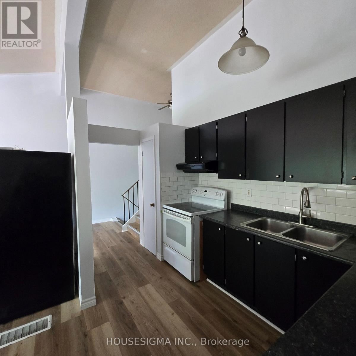 110 Overlea Drive, Kitchener, Ontario  N2M 1T1 - Photo 5 - X13164308