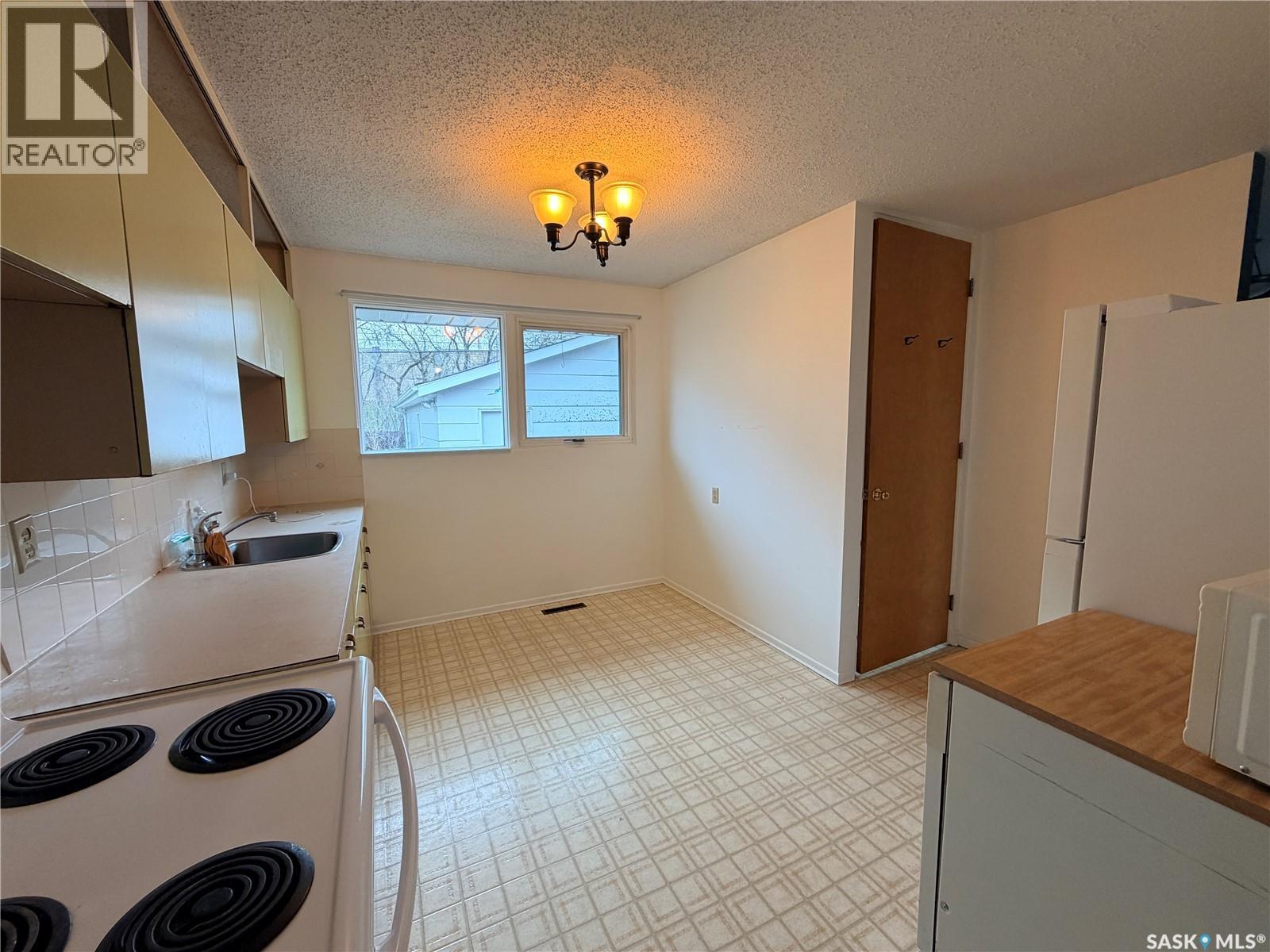 70 Lindsay Drive, Saskatoon, Saskatchewan  S7H 4B4 - Photo 6 - SK036744