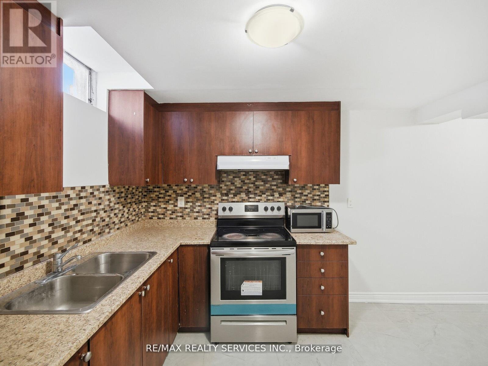 Lower - 8 Deerpark Crescent S, Brampton, Ontario  L6X 2T7 - Photo 6 - W13045970