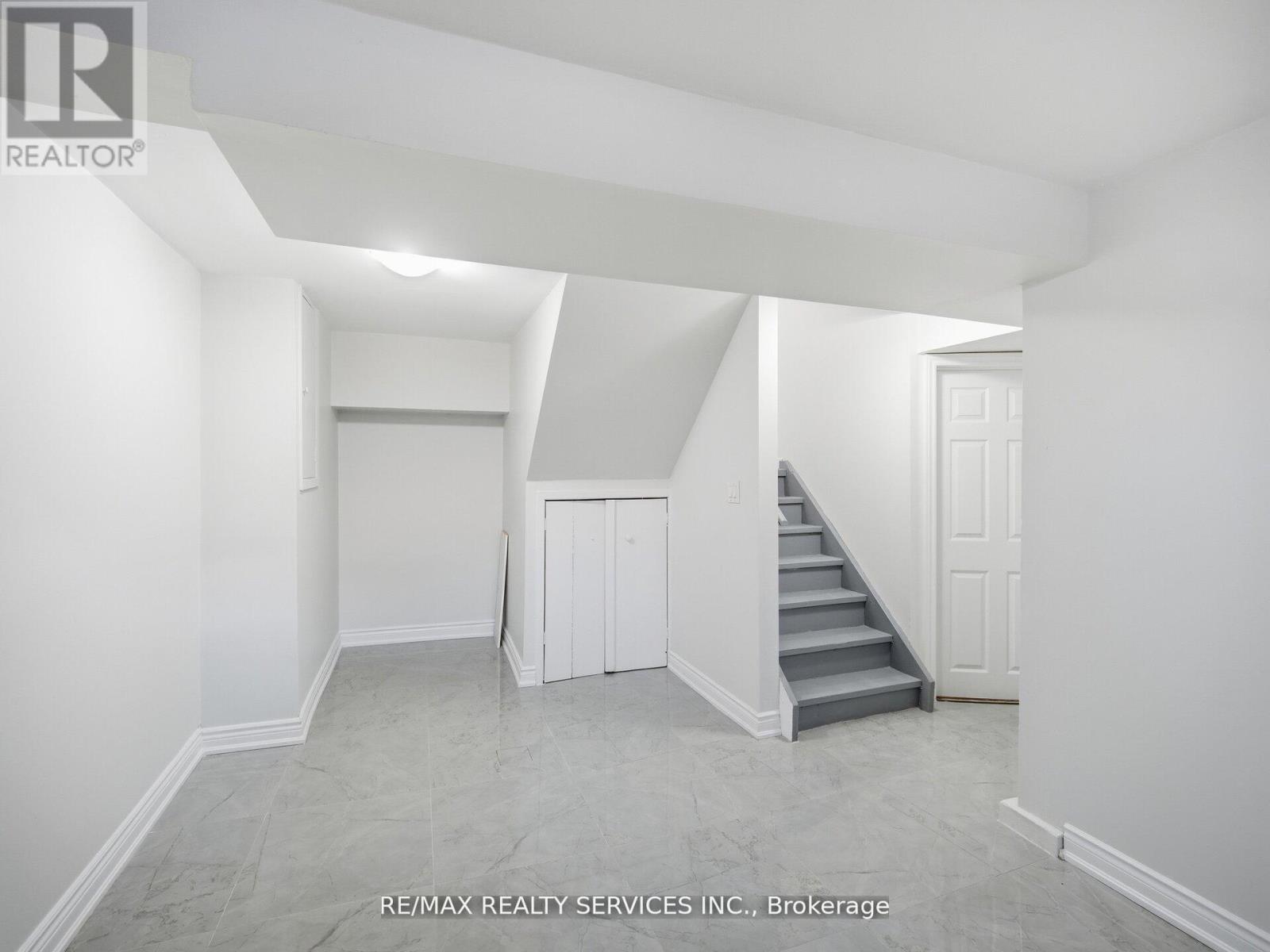 Lower - 8 Deerpark Crescent S, Brampton, Ontario  L6X 2T7 - Photo 4 - W13045970