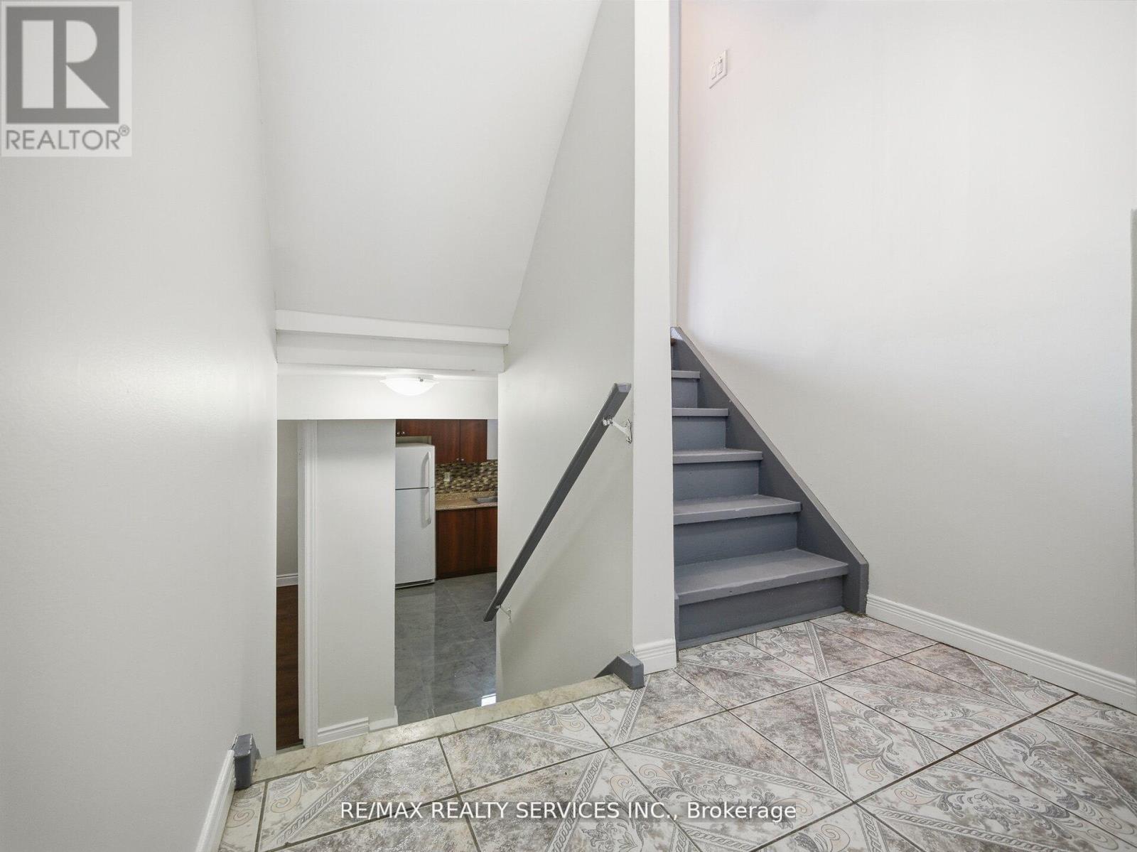 Lower - 8 Deerpark Crescent S, Brampton, Ontario  L6X 2T7 - Photo 3 - W13045970