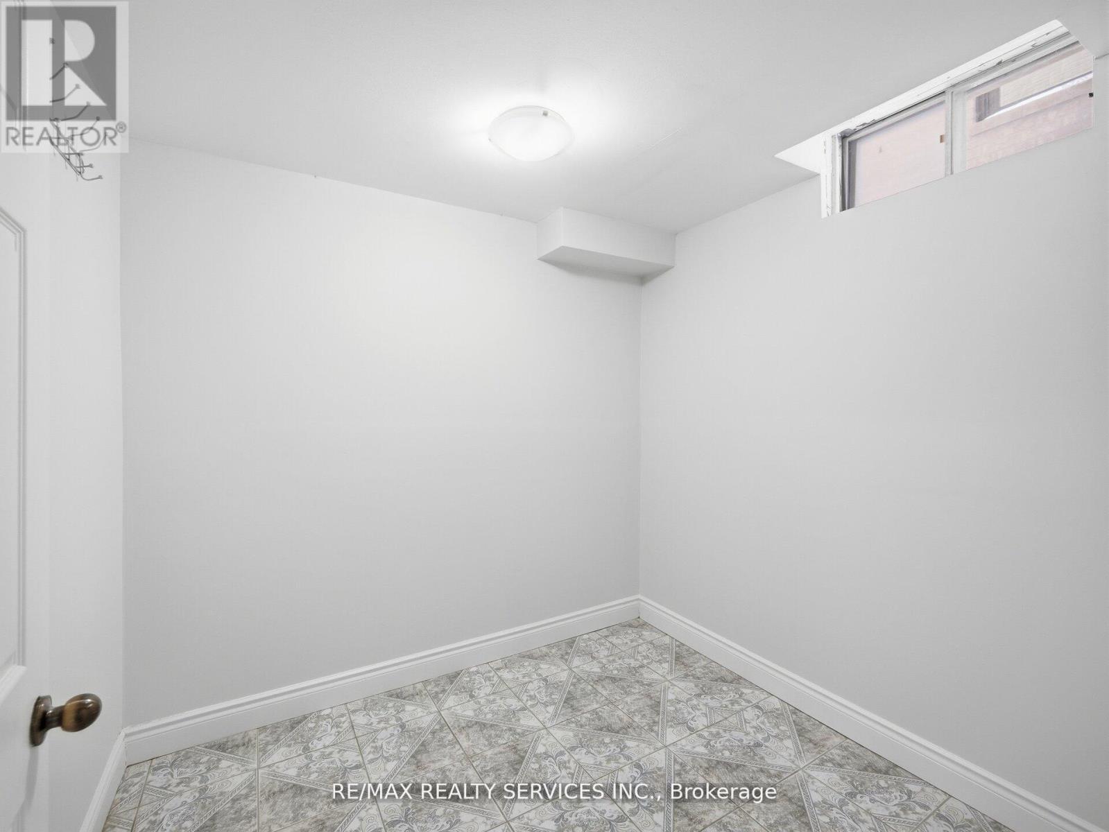 Lower - 8 Deerpark Crescent S, Brampton, Ontario  L6X 2T7 - Photo 10 - W13045970