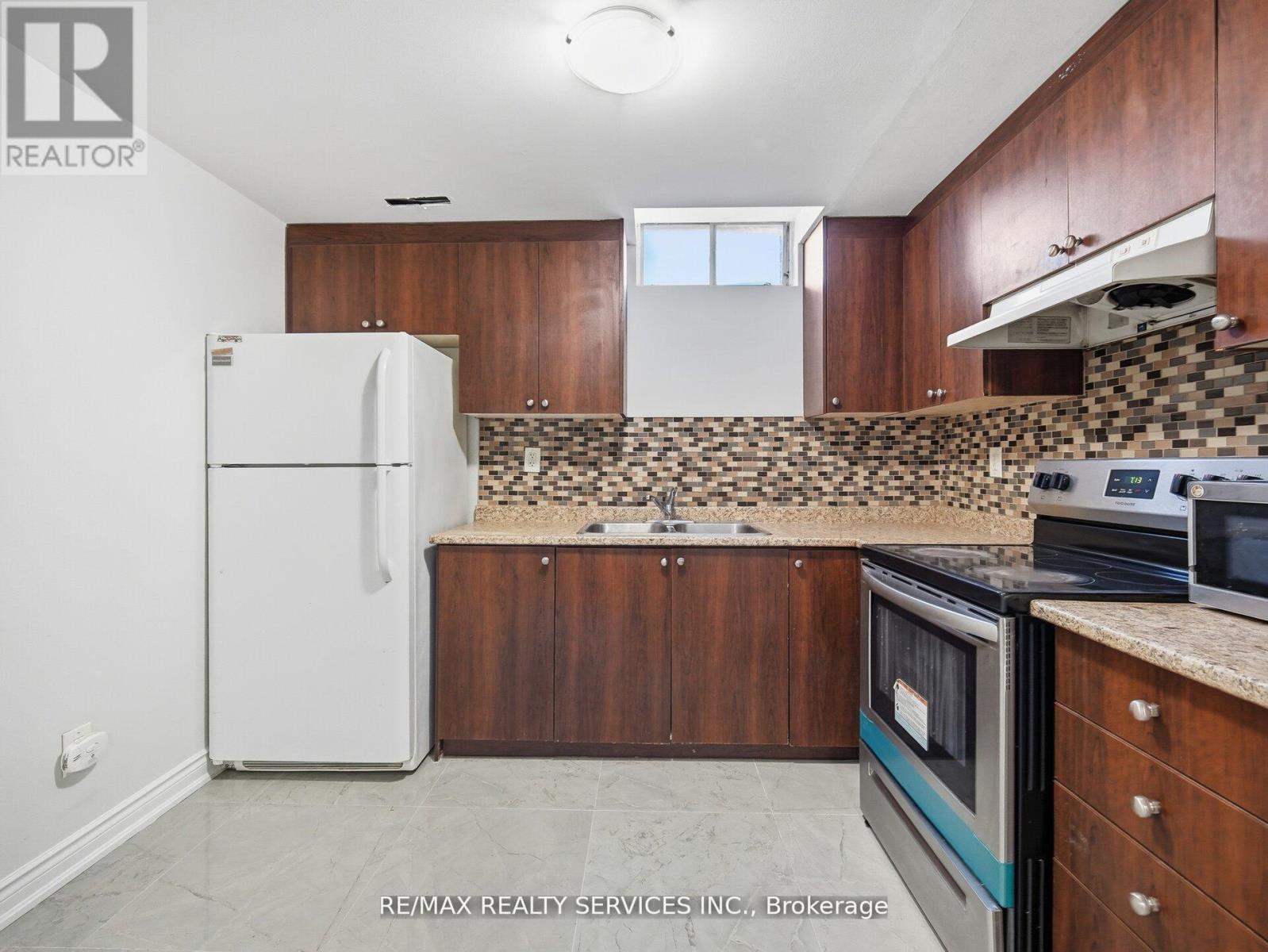 Lower - 8 Deerpark Crescent S, Brampton, Ontario  L6X 2T7 - Photo 8 - W13045970