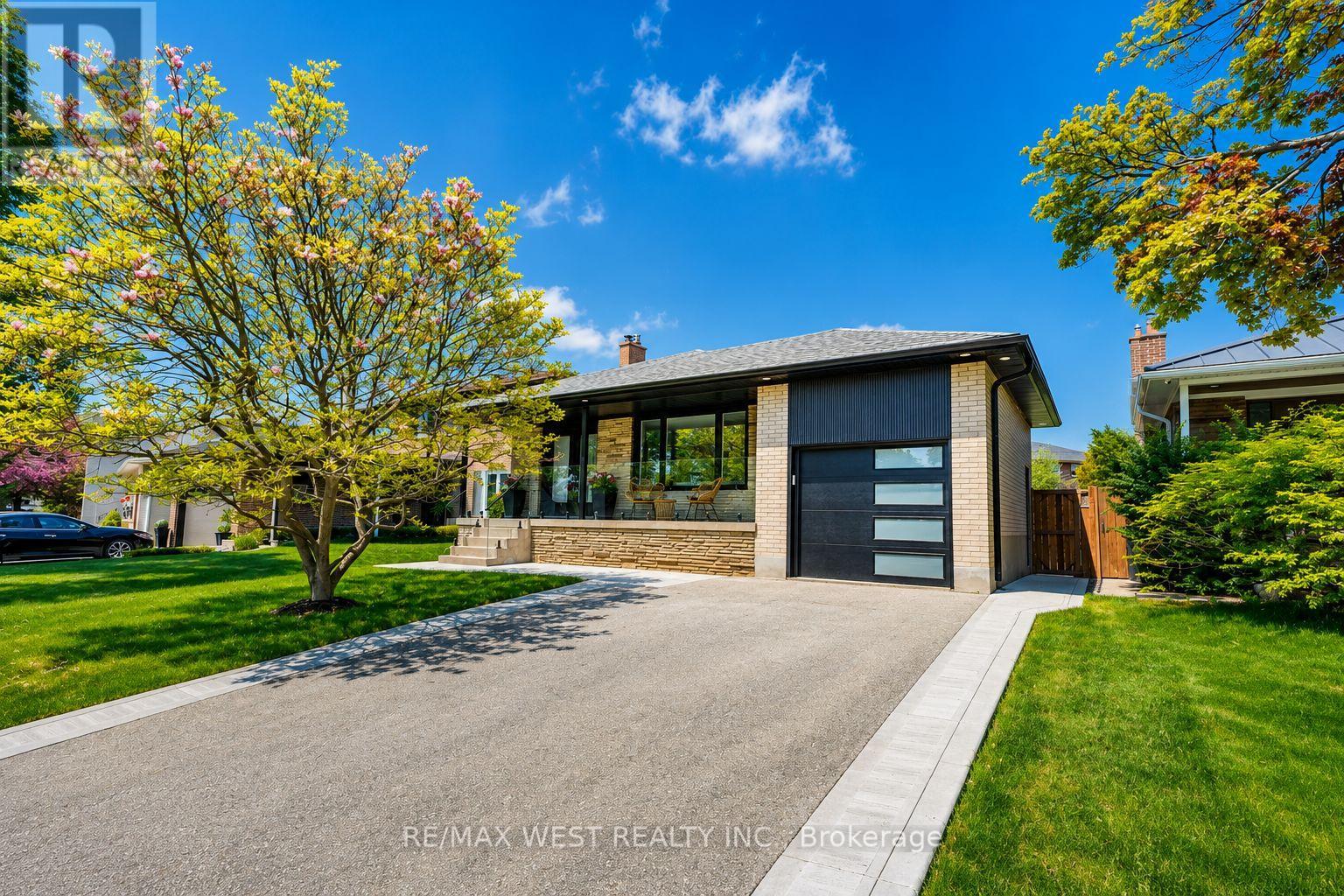 18 TORRINGTON DRIVE, Toronto, Ontario
