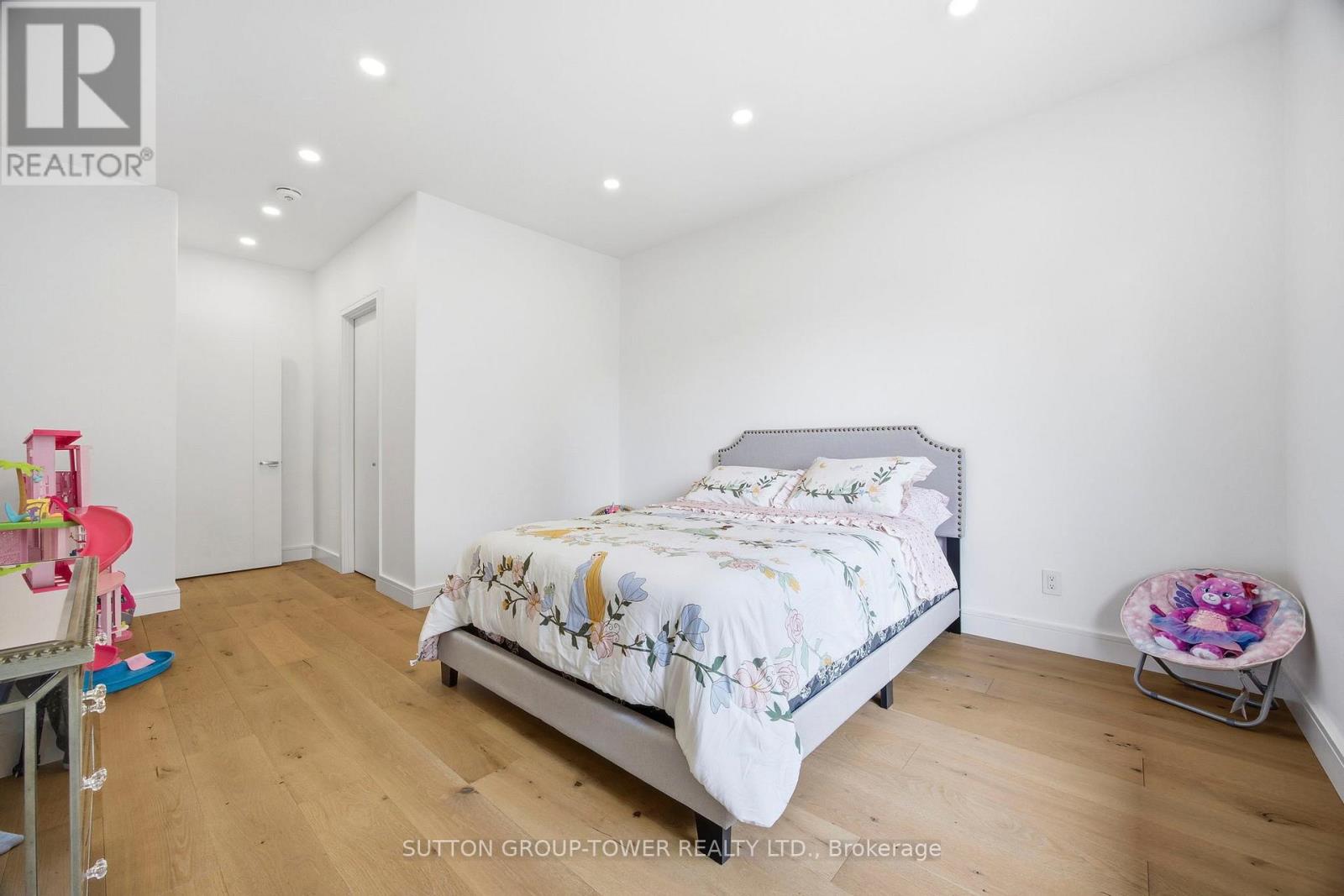 33 Wickford Drive, Toronto, Ontario  M6L 1K9 - Photo 24 - W13161450