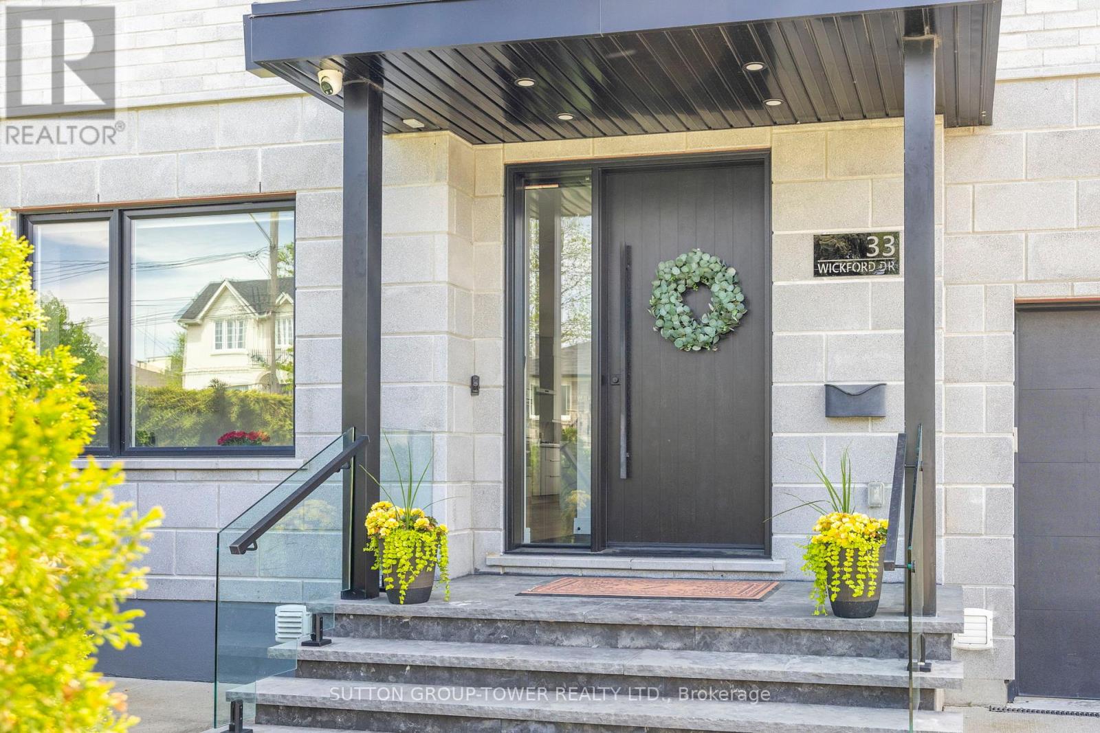 33 Wickford Drive, Toronto, Ontario  M6L 1K9 - Photo 4 - W13161450