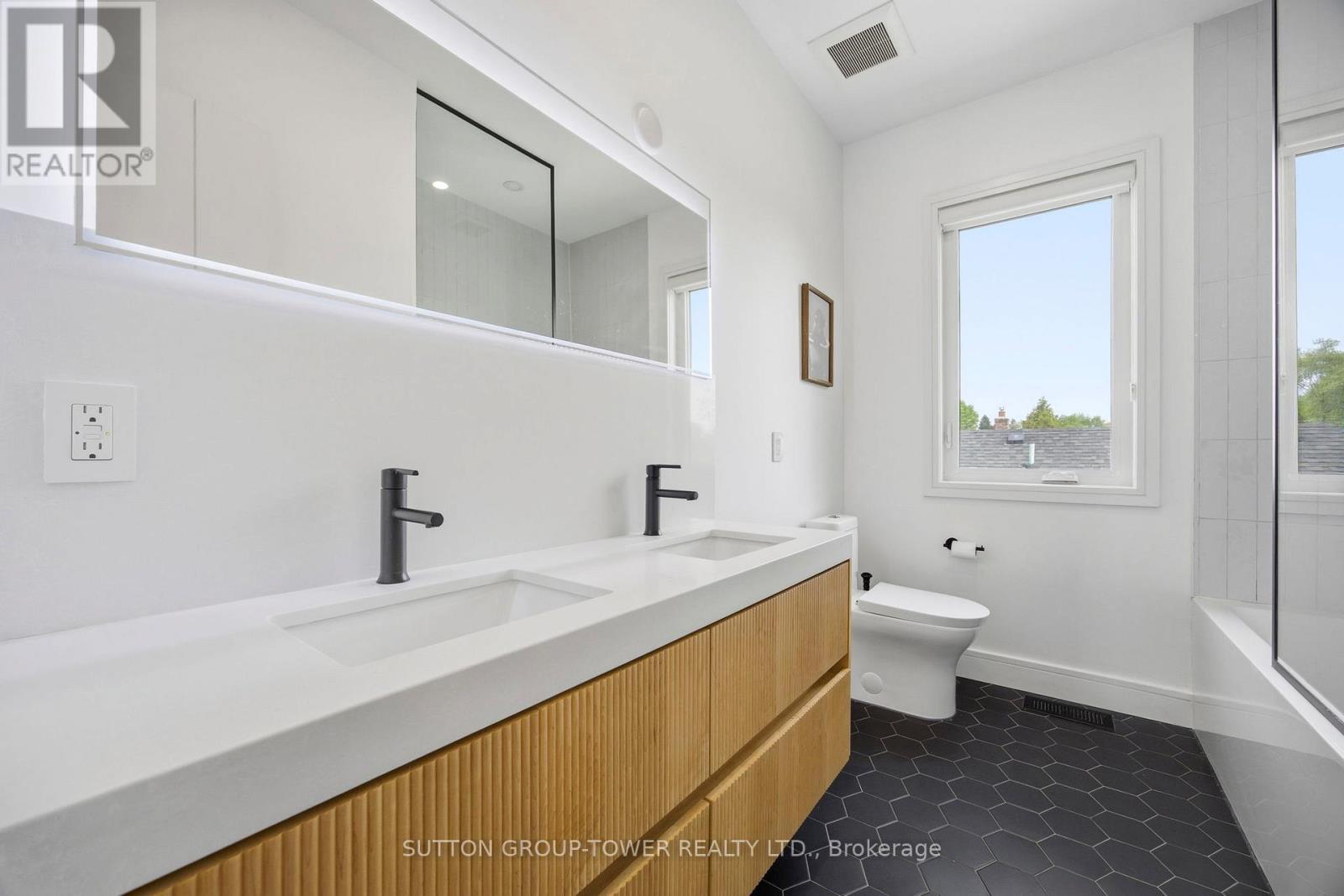 33 Wickford Drive, Toronto, Ontario  M6L 1K9 - Photo 25 - W13161450