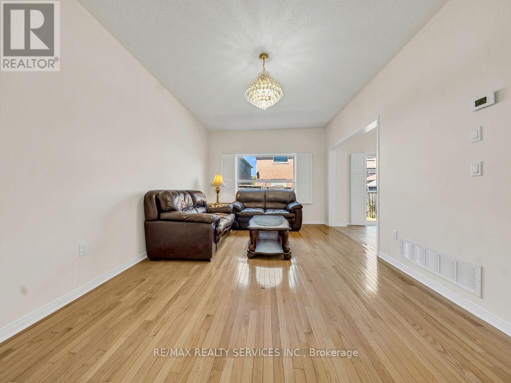 15 Lockburn Crescent, Brampton, Ontario  L7A 3W7 - Photo 8 - W13161192