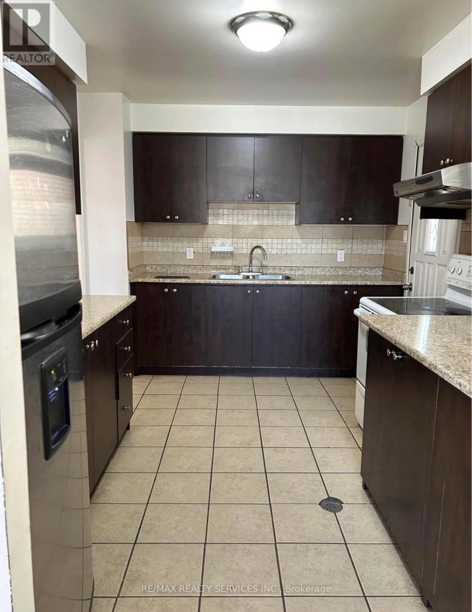 100 Sutherland Avenue, Brampton, Ontario L6V 2H7 - Photo 2 - W13161598