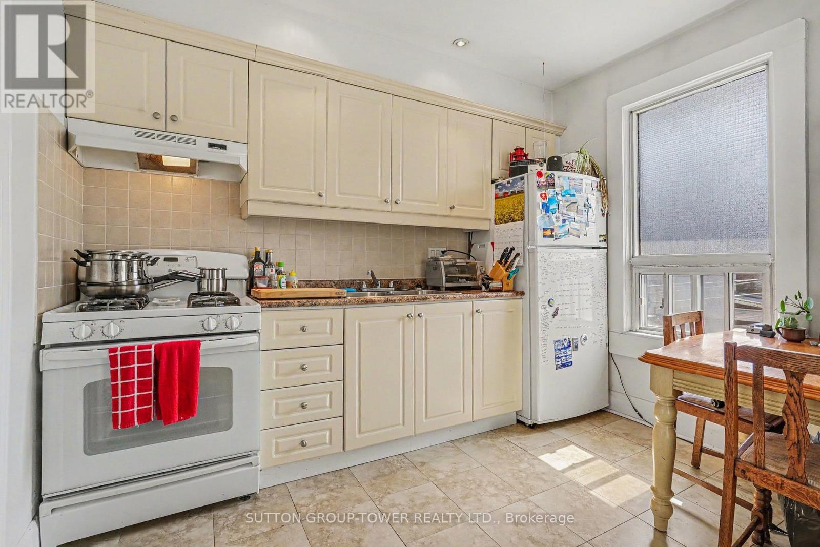 560 Indian Grove, Toronto, Ontario  M6P 2J4 - Photo 21 - W13163972