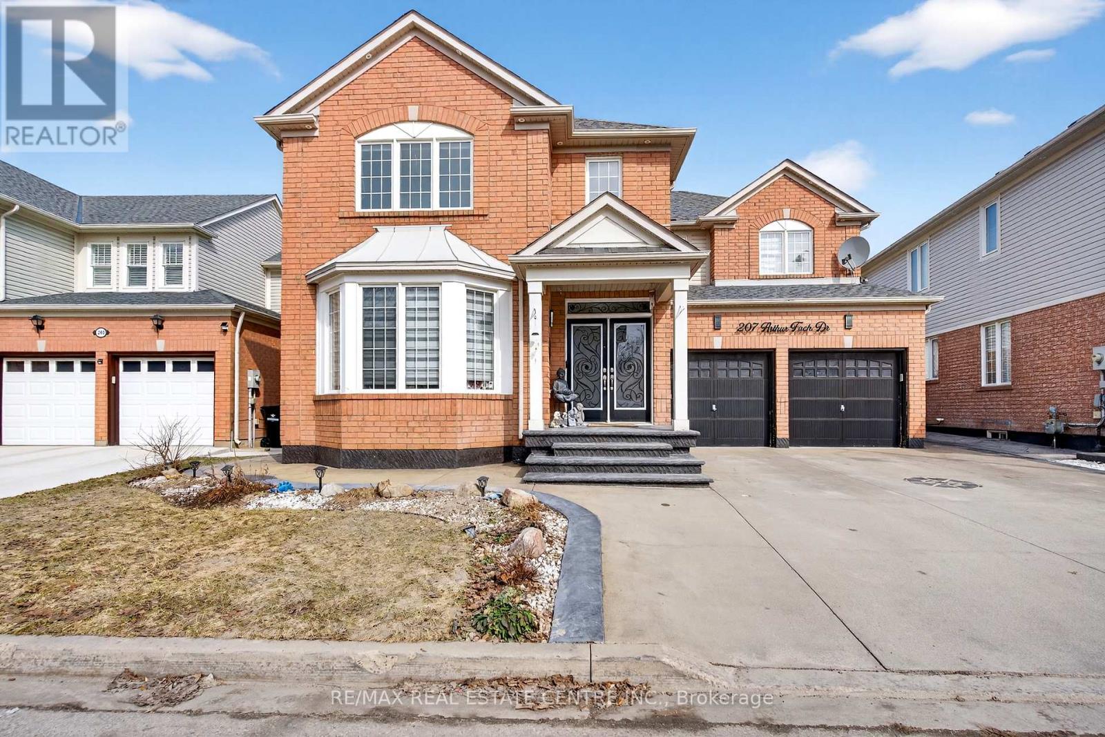 207 Arthur Fach Drive, Cambridge, Ontario N1T 2G2 - Photo 3 - X13161996