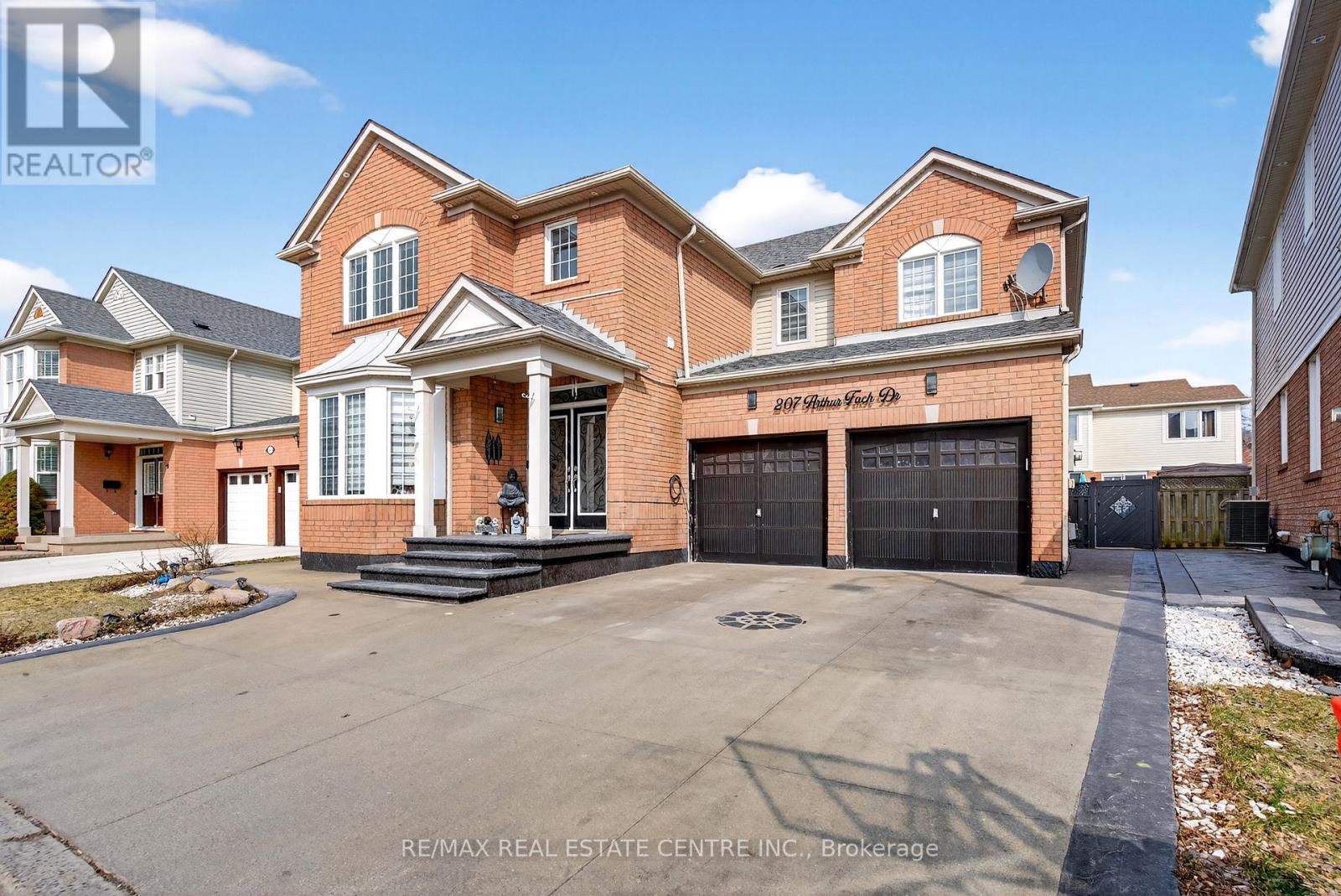 207 Arthur Fach Drive, Cambridge, Ontario N1T 2G2 - Photo 2 - X13161996