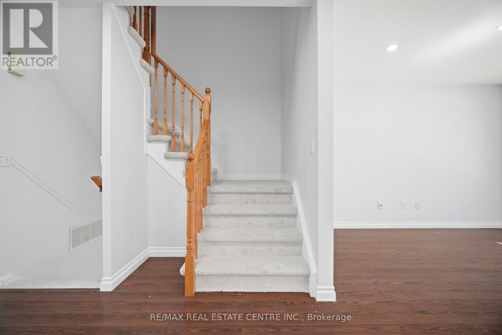 2349 Strawfield Court, Oakville, Ontario  L6H 6C2 - Photo 6 - W13164114
