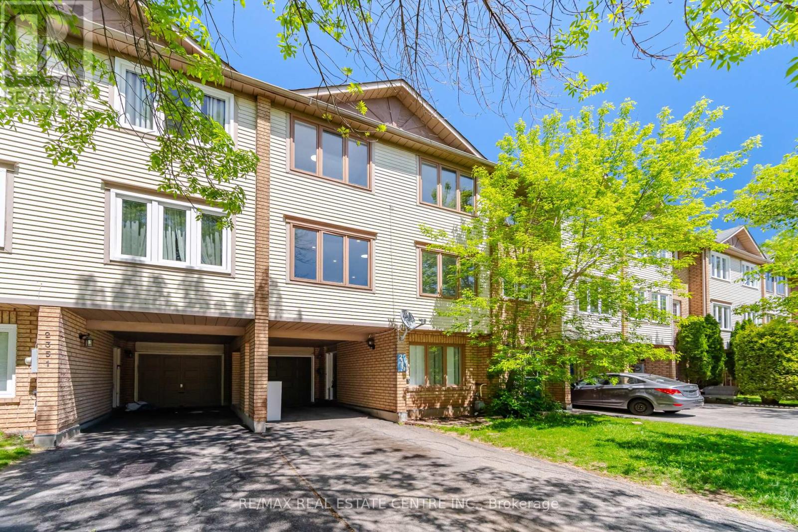 2349 Strawfield Court, Oakville, Ontario  L6H 6C2 - Photo 3 - W13164114