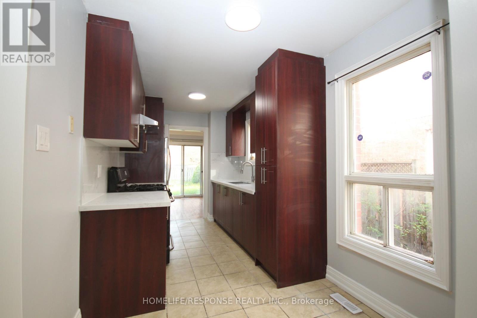 11 Saddlecreek Court, Brampton, Ontario  L6Y 4V6 - Photo 5 - W13164590