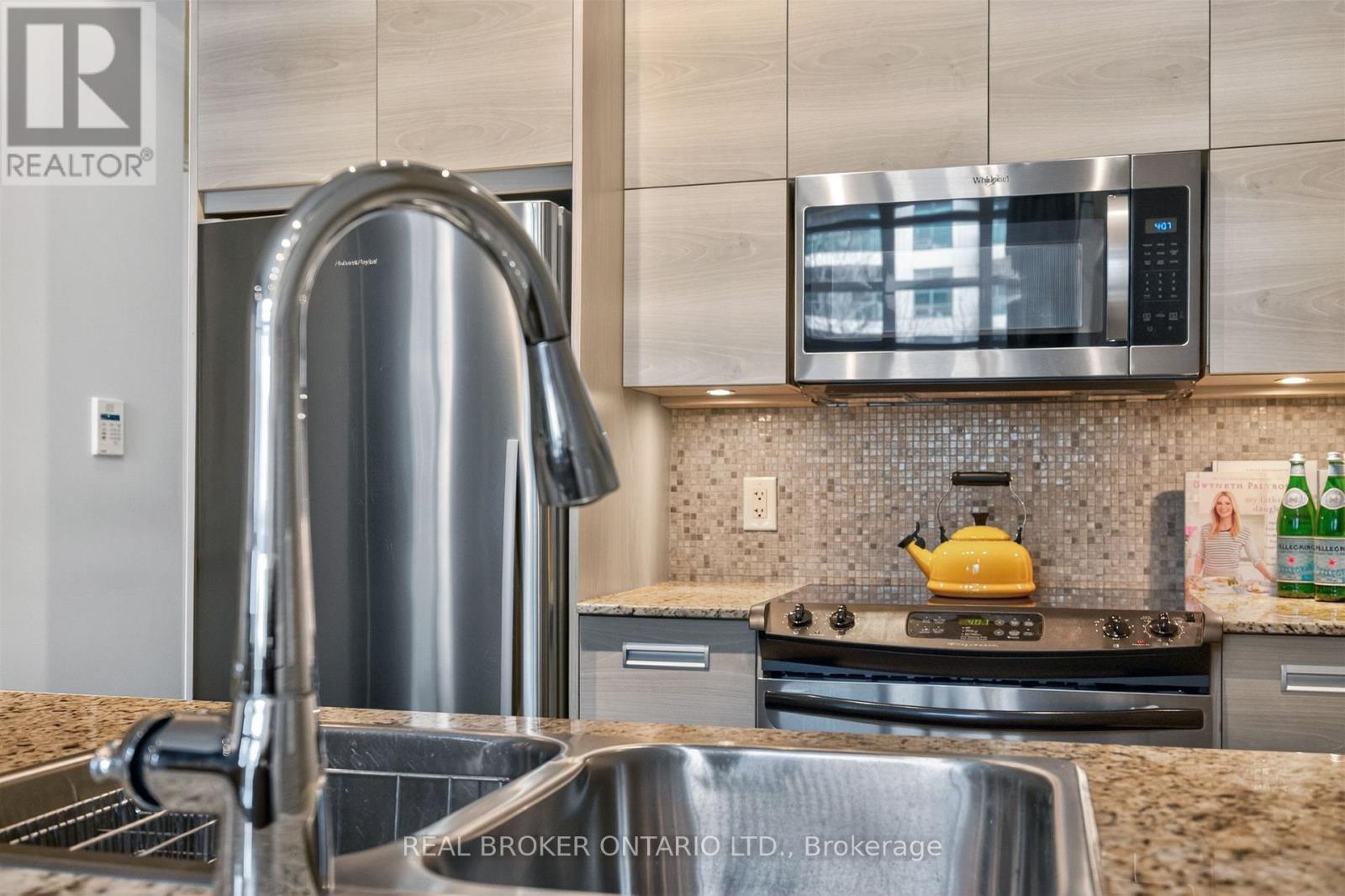 209 - 380 Macpherson Avenue, Toronto (Casa Loma), Ontario  M4V 3E3 - Photo 12 - C13164702