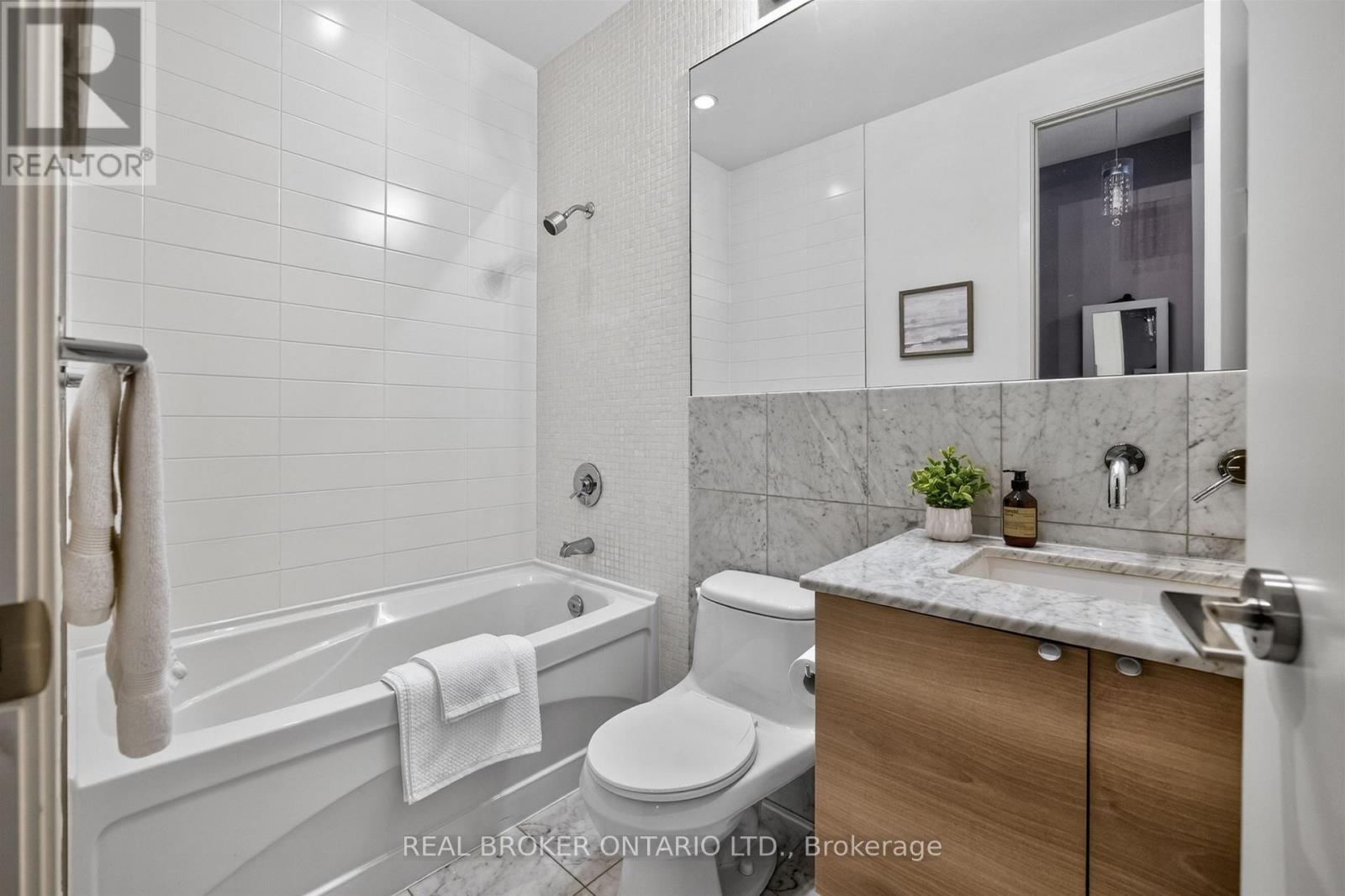 209 - 380 Macpherson Avenue, Toronto (Casa Loma), Ontario  M4V 3E3 - Photo 31 - C13164702
