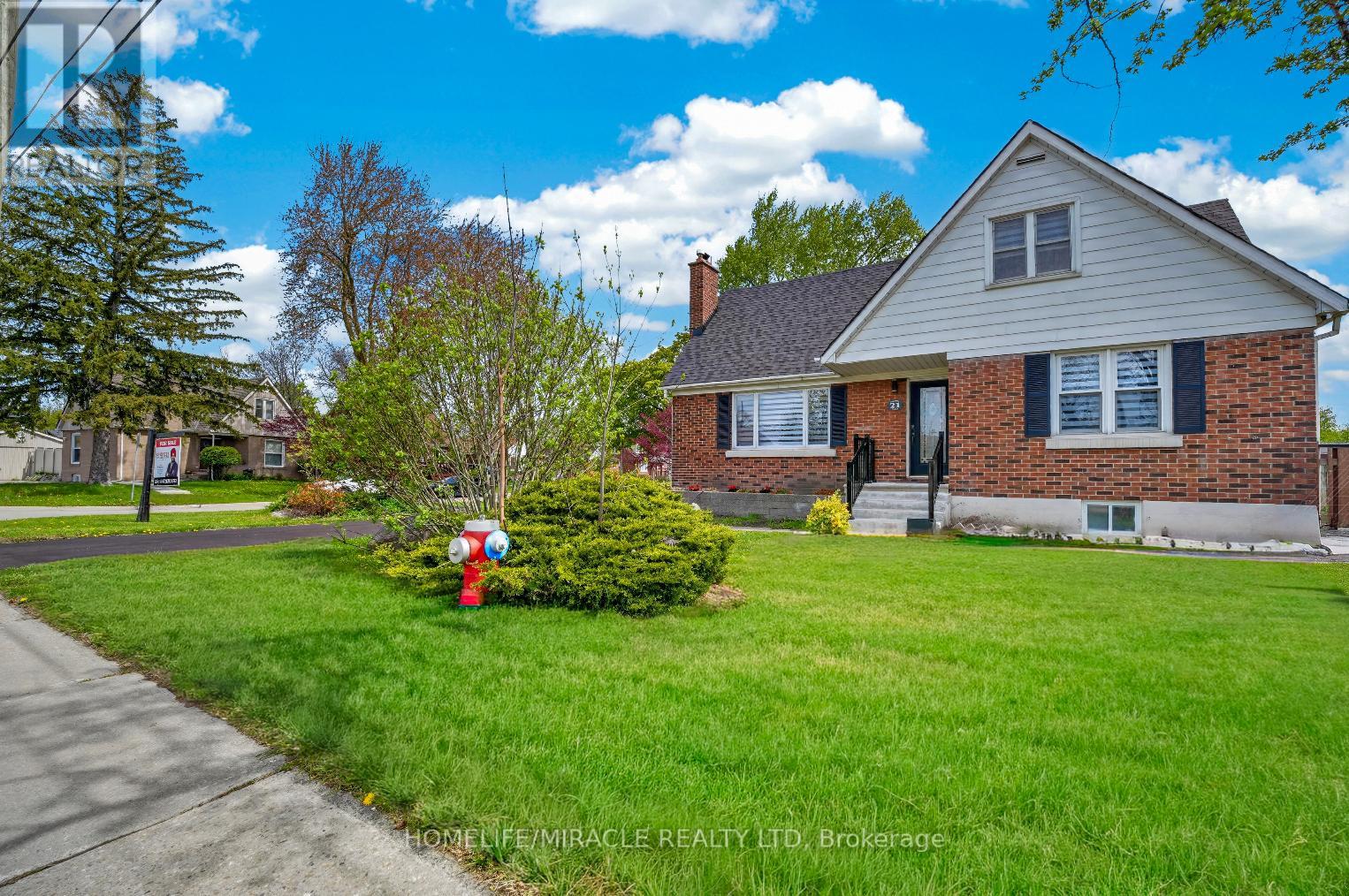 21 Gregory Street, Brampton, Ontario  L6Y 1G2 - Photo 3 - W13164788