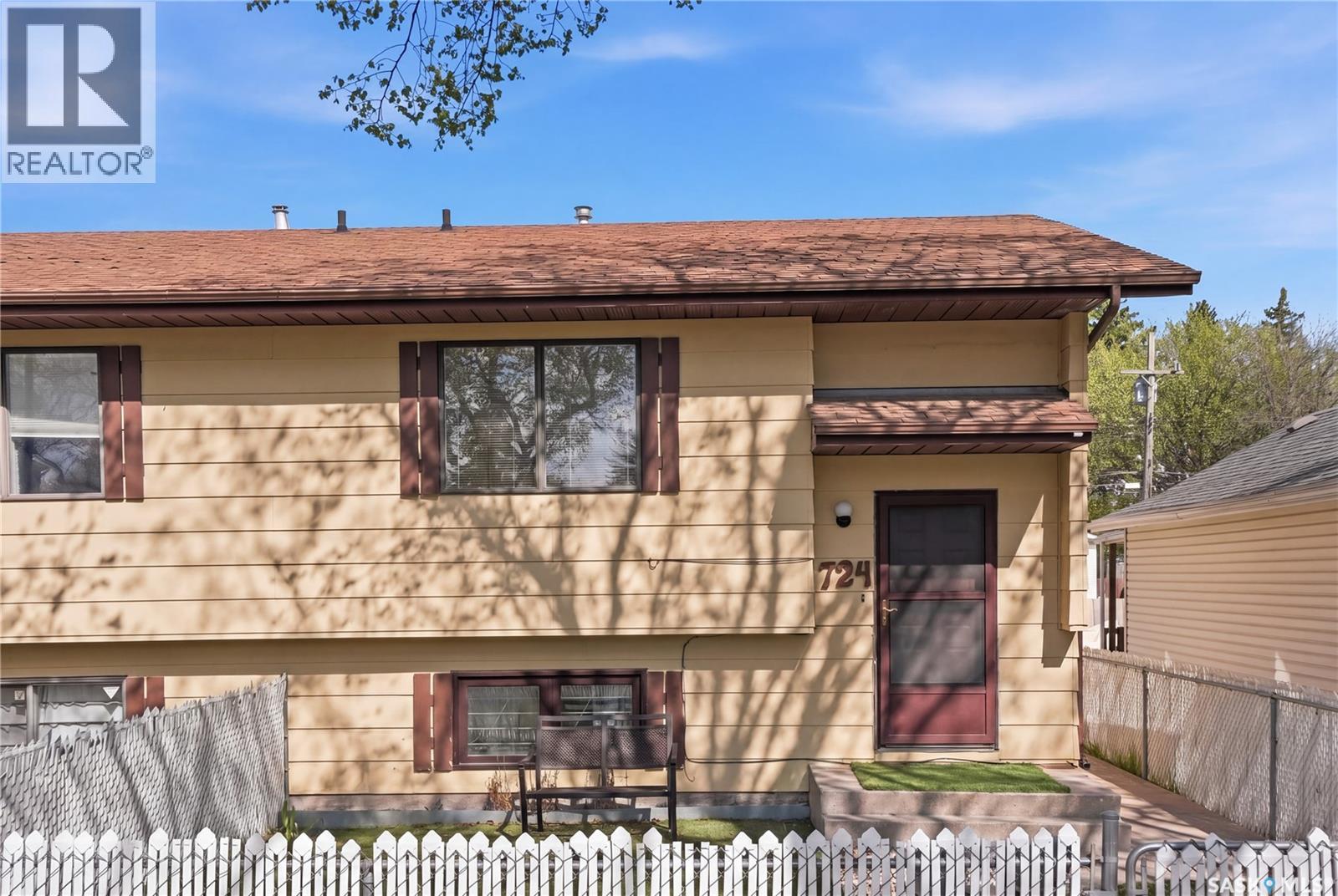 724 M Avenue S, Saskatoon, Saskatchewan  S7M 2L4 - Photo 2 - SK036890