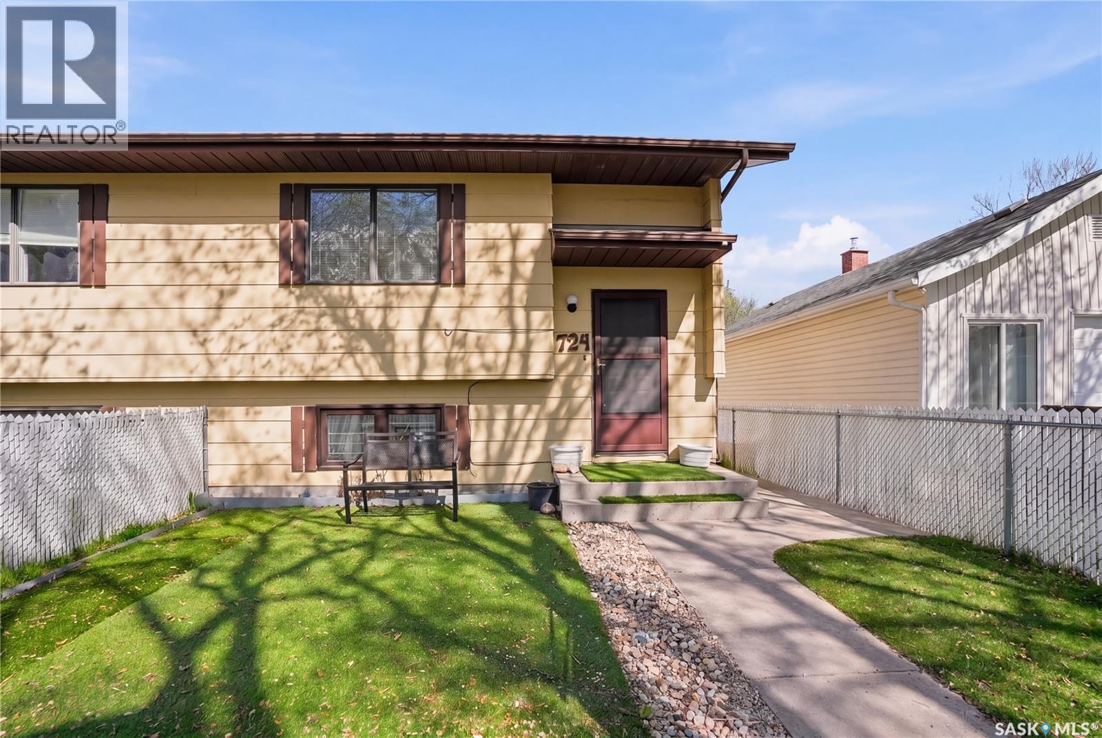 724 M Avenue S, Saskatoon, Saskatchewan  S7M 2L4 - Photo 1 - SK036890