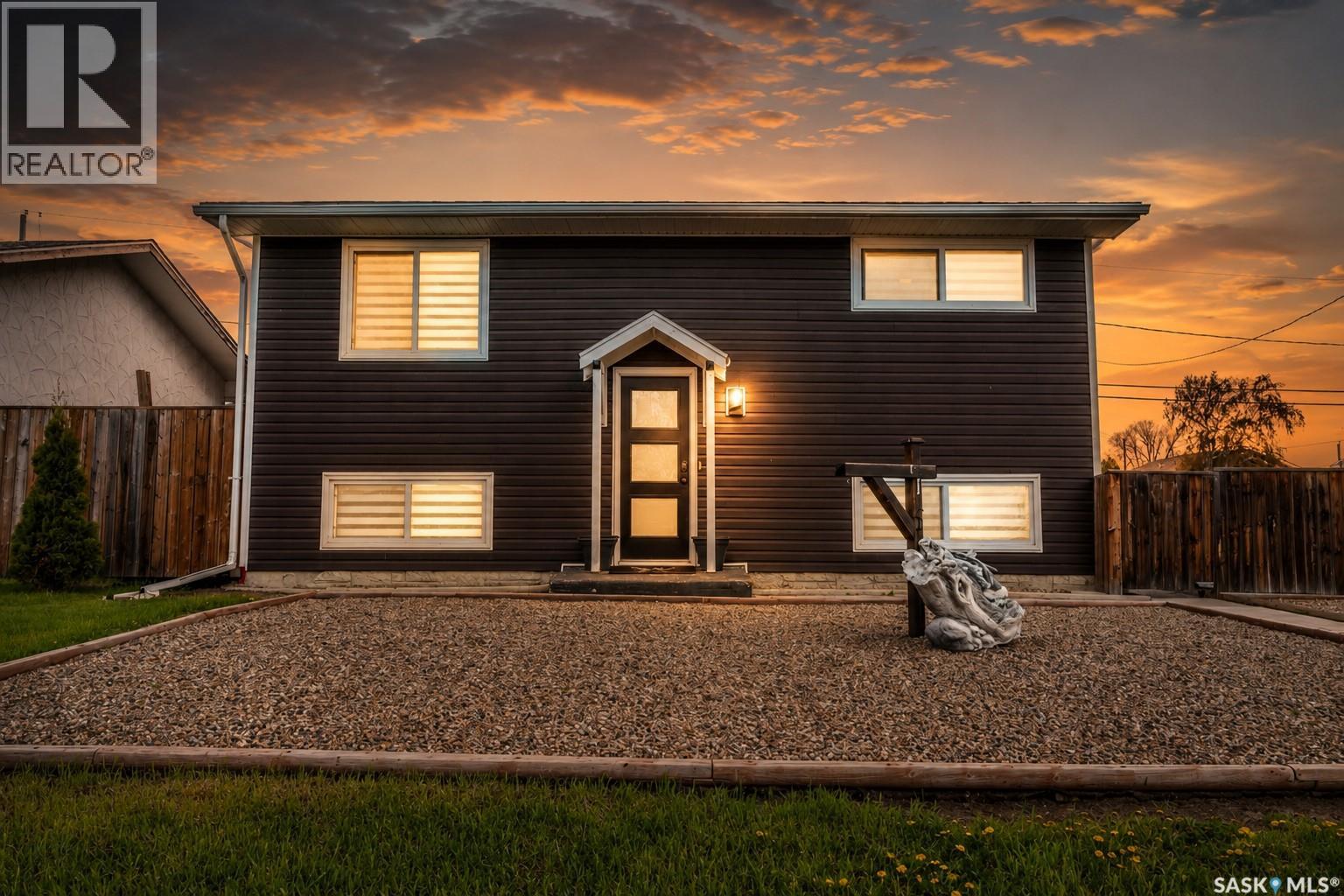 1304 Athabasca Street W, Moose Jaw, Saskatchewan  S6H 6C1 - Photo 2 - SK036848