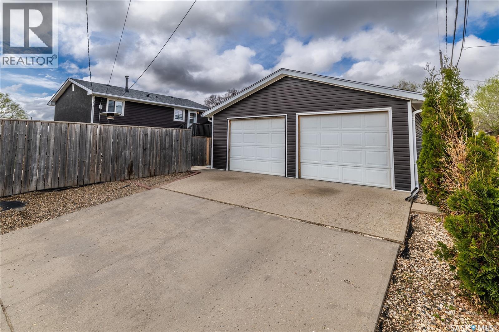 1304 Athabasca Street W, Moose Jaw, Saskatchewan  S6H 6C1 - Photo 3 - SK036848