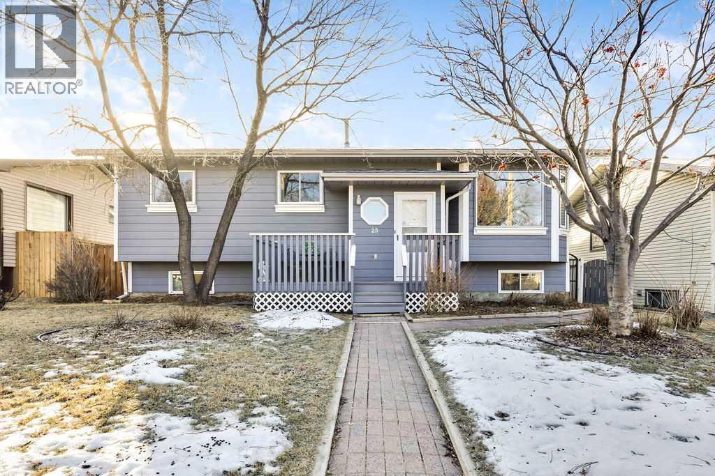 25 Knight Street, Okotoks, Alberta  T1S 1G3 - Photo 1 - A2286785